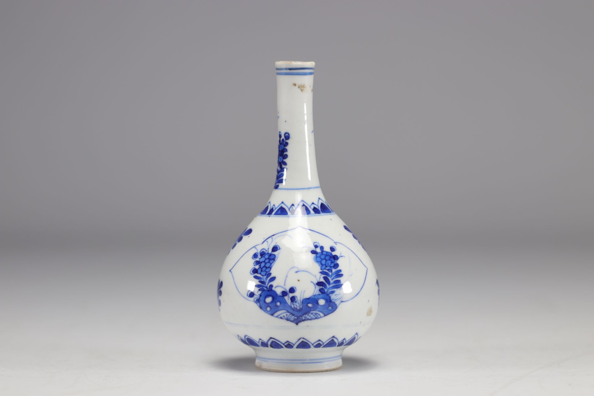 Small porcelain vase in white and blue with flower decoration from the Kangxi period (1661-1722) - Bild 3 aus 5