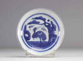 A white and blue porcelain plate decorated with stilt-walkers from the Ming period (æ˜Žæœ)