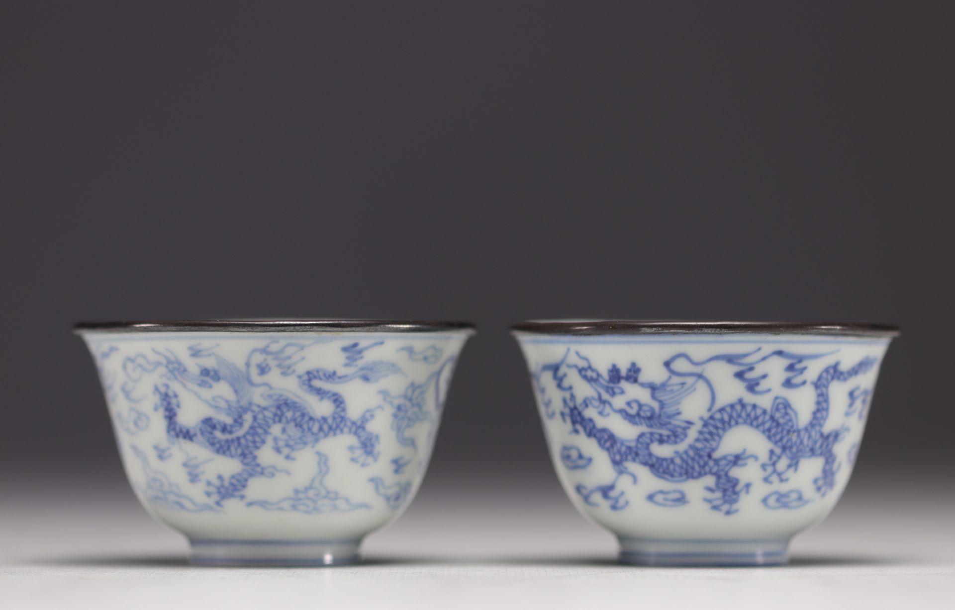 China - Pair of small Ming Imperial bowls in blue and white porcelain decorated with dragons - Bild 12 aus 15