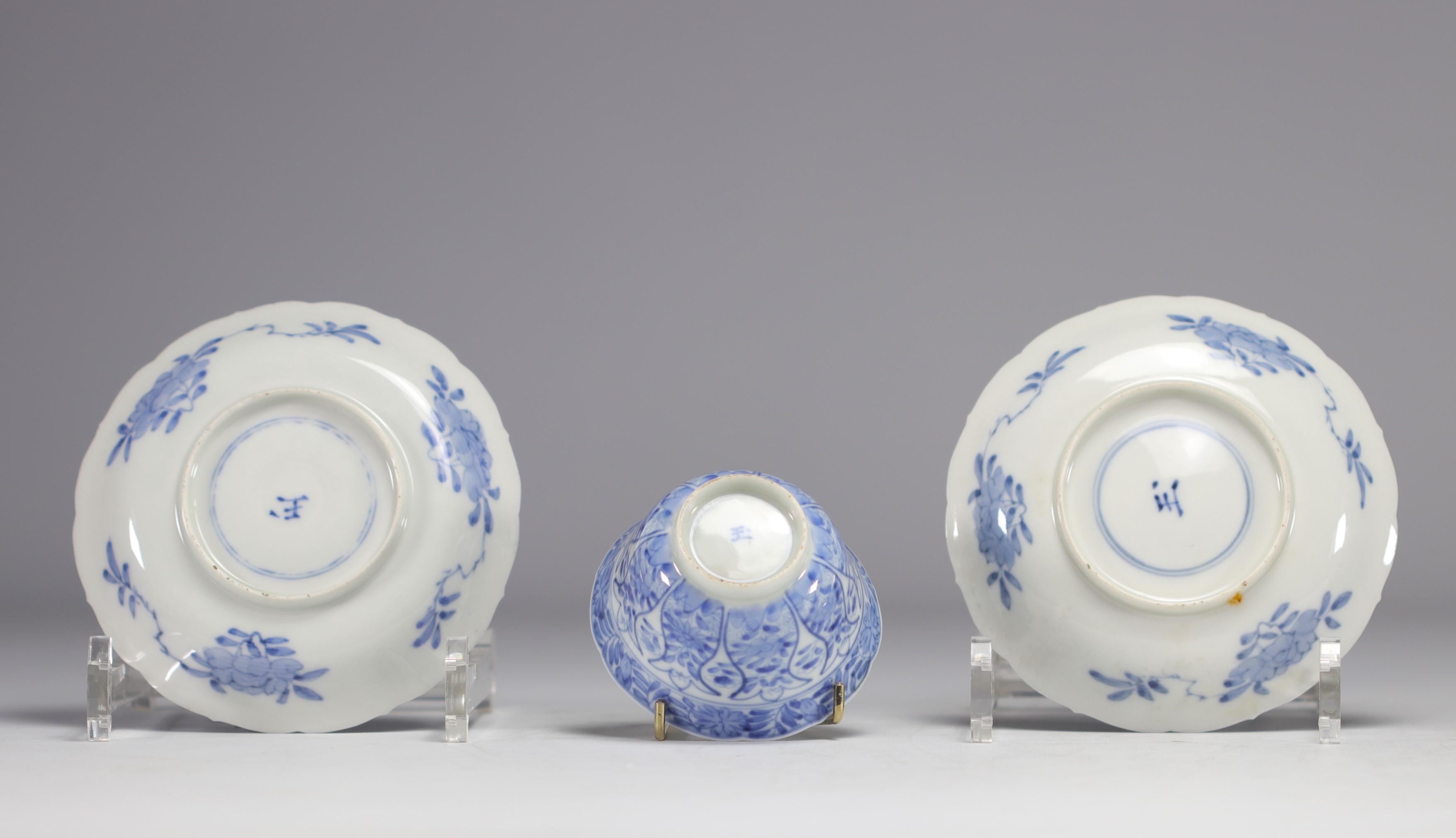 Set of white and blue bowls and saucers with various flower decorations from 18th century - Image 6 of 6