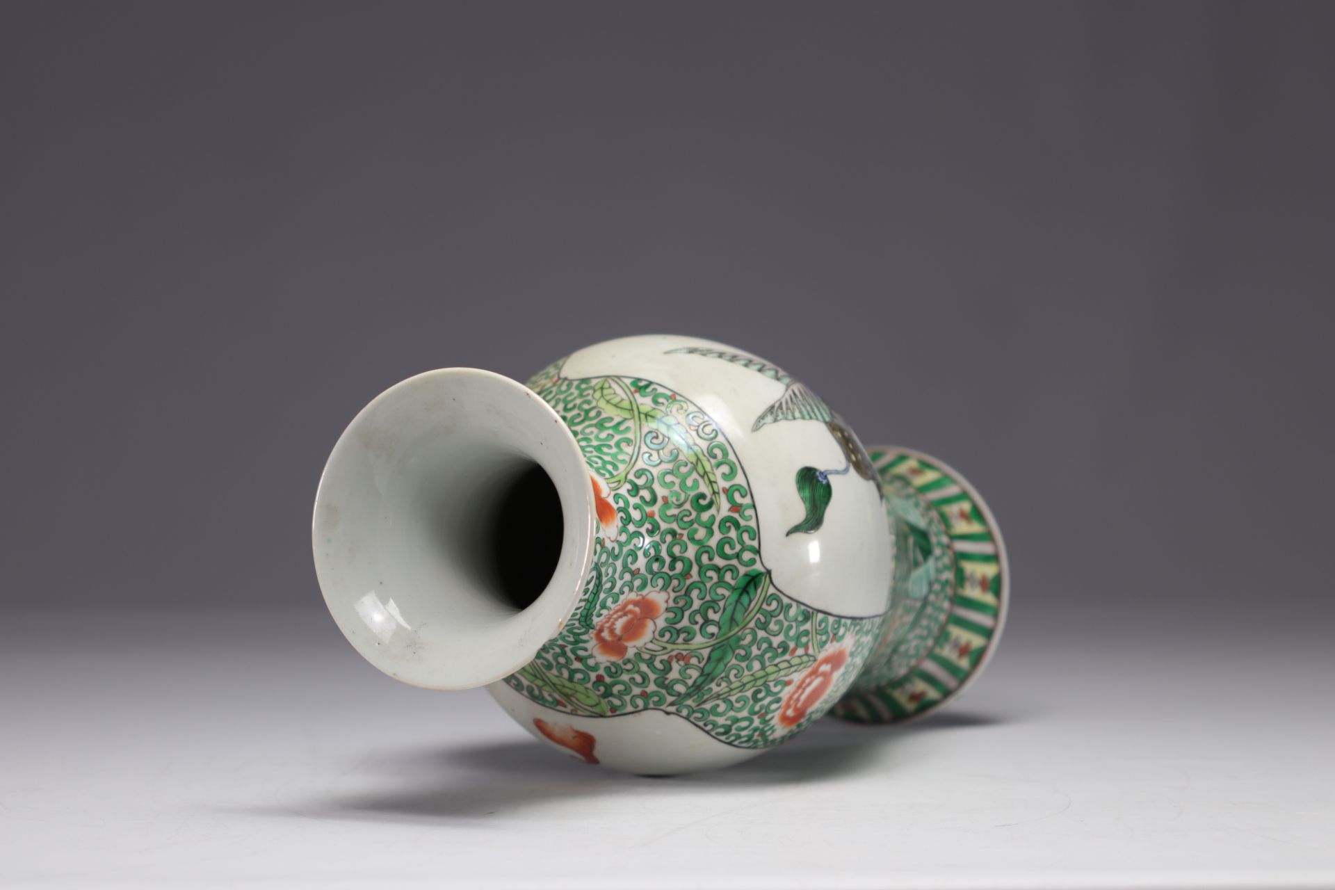 China - A green family porcelain baluster vase, decorated with birds in a cartouche, 19th century. - Image 6 of 6