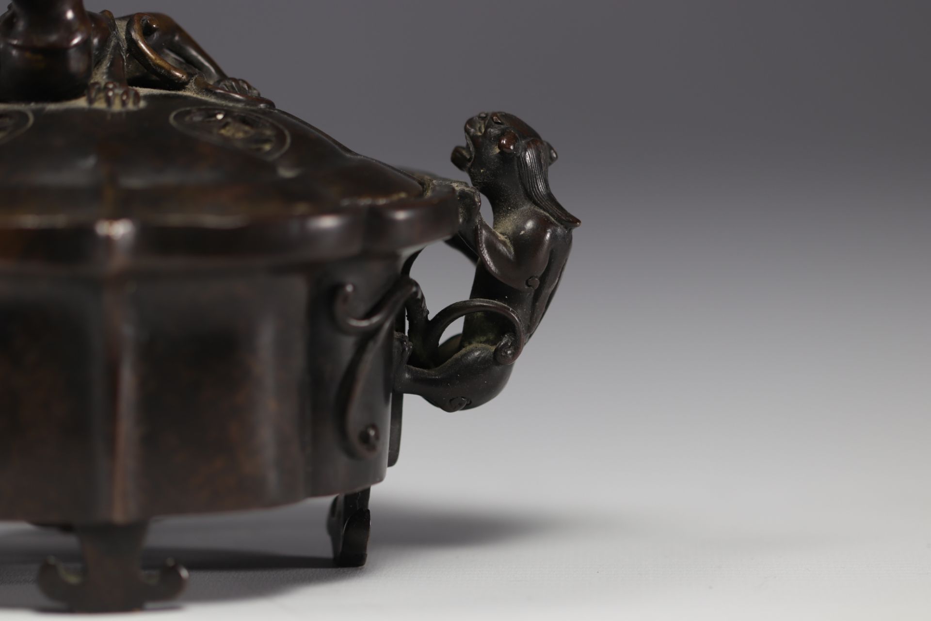 China - bronze perfume burner decorated with fantastic animals, Kangxi mark. - Image 5 of 6