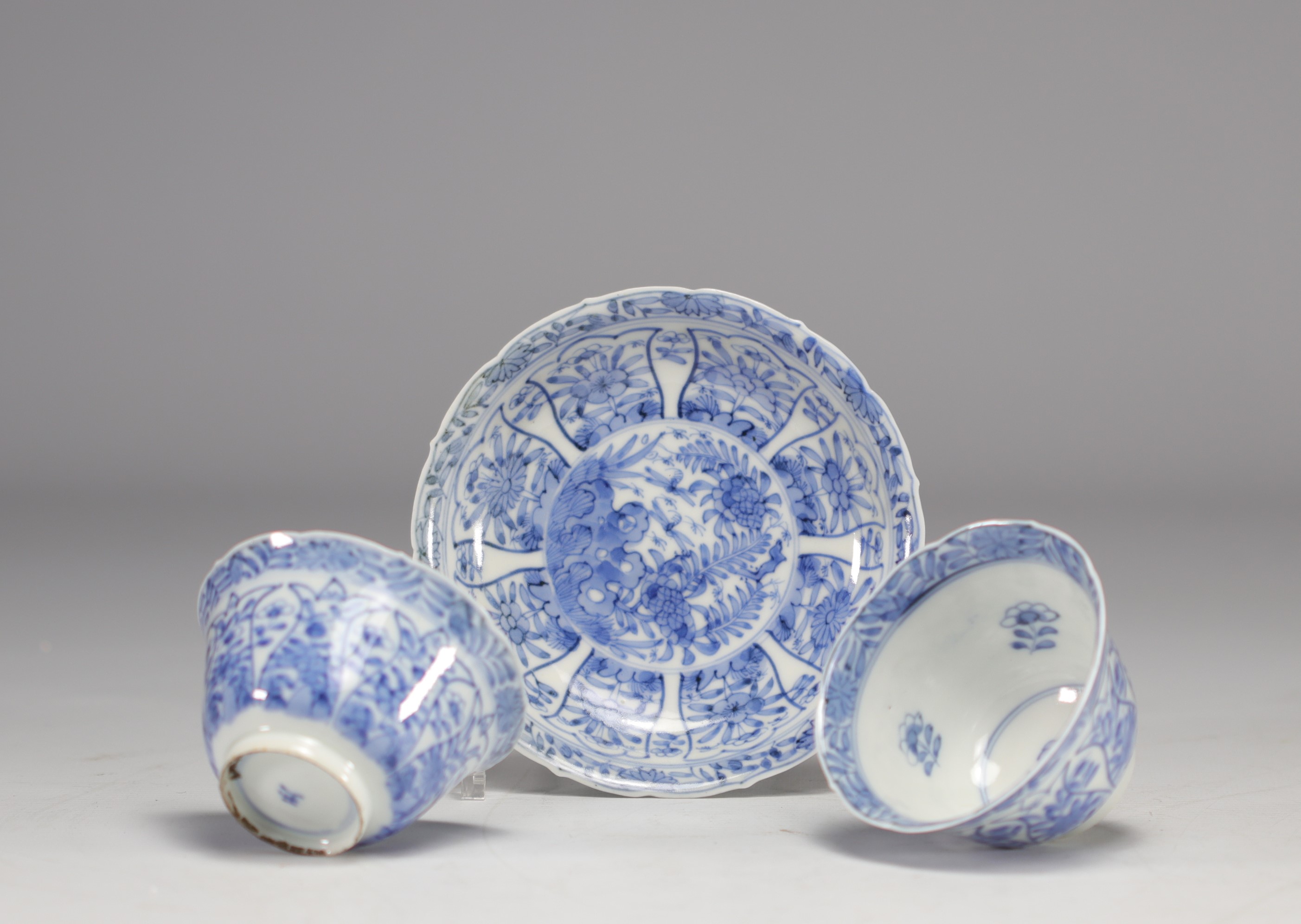 Set of white and blue bowls and saucers with various flower decorations from 18th century - Image 4 of 6