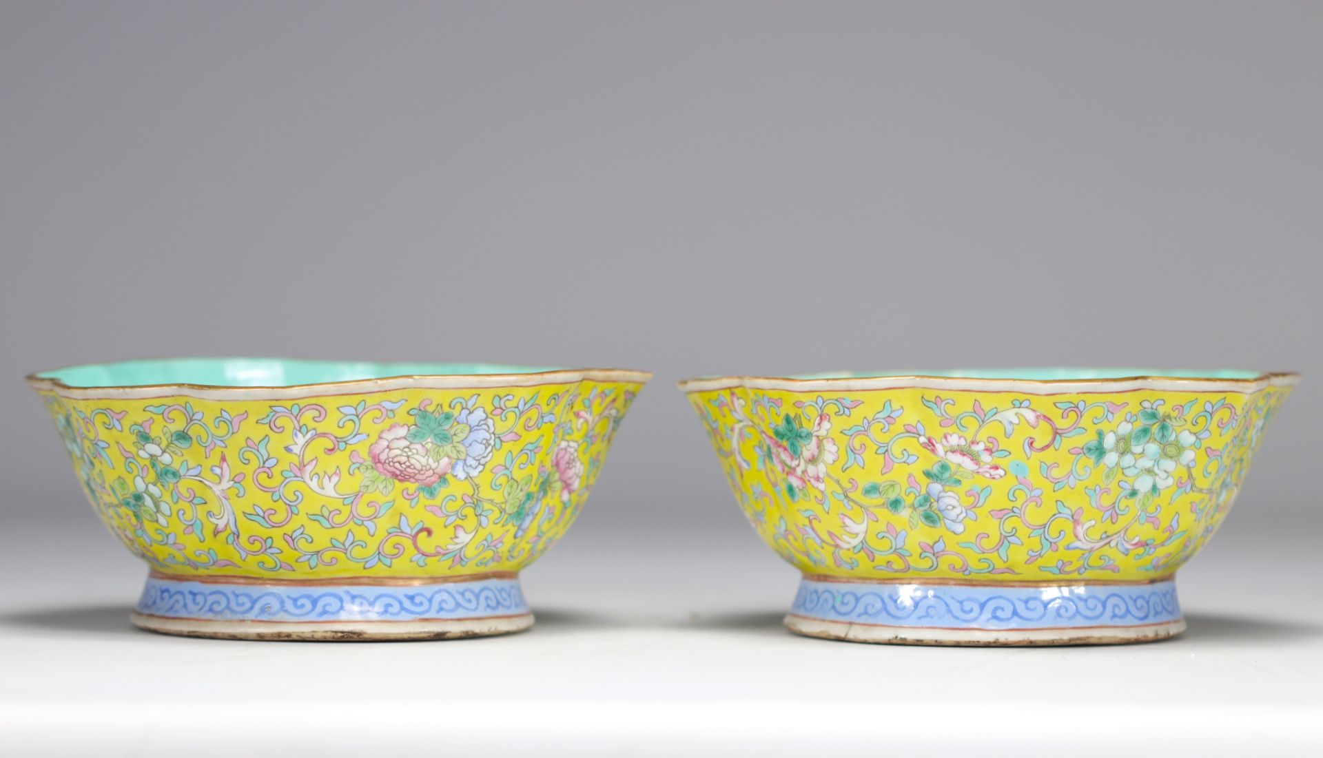 Pair of Famille Rose porcelain bowls decorated with flowers on a yellow background from 19th century - Bild 2 aus 6