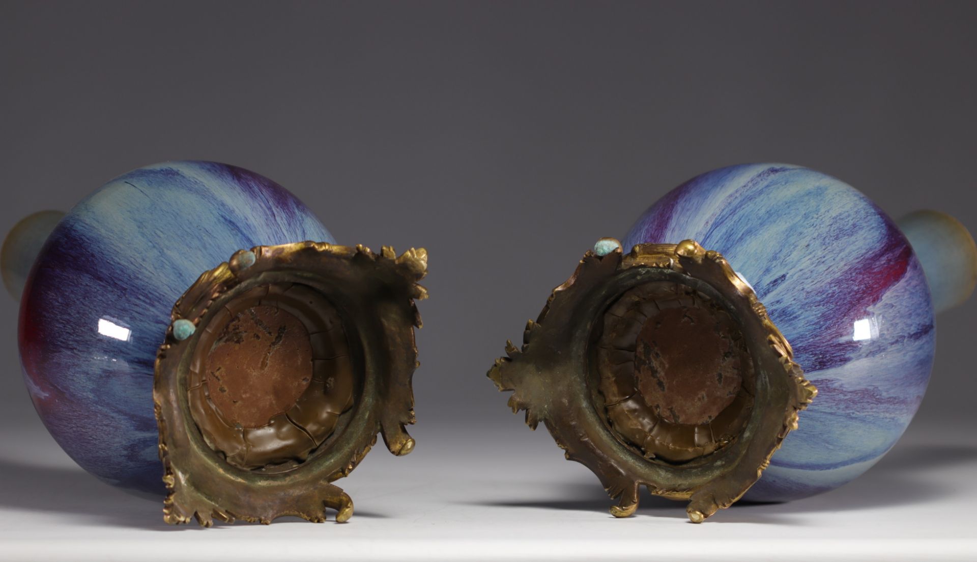 Rare pair of porcelain vases with flamed glaze mounted on bronze from 18th century - Bild 5 aus 5