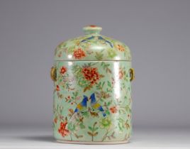 Covered pot in Famille Rose porcelain on a green background decorated with birds and flowers