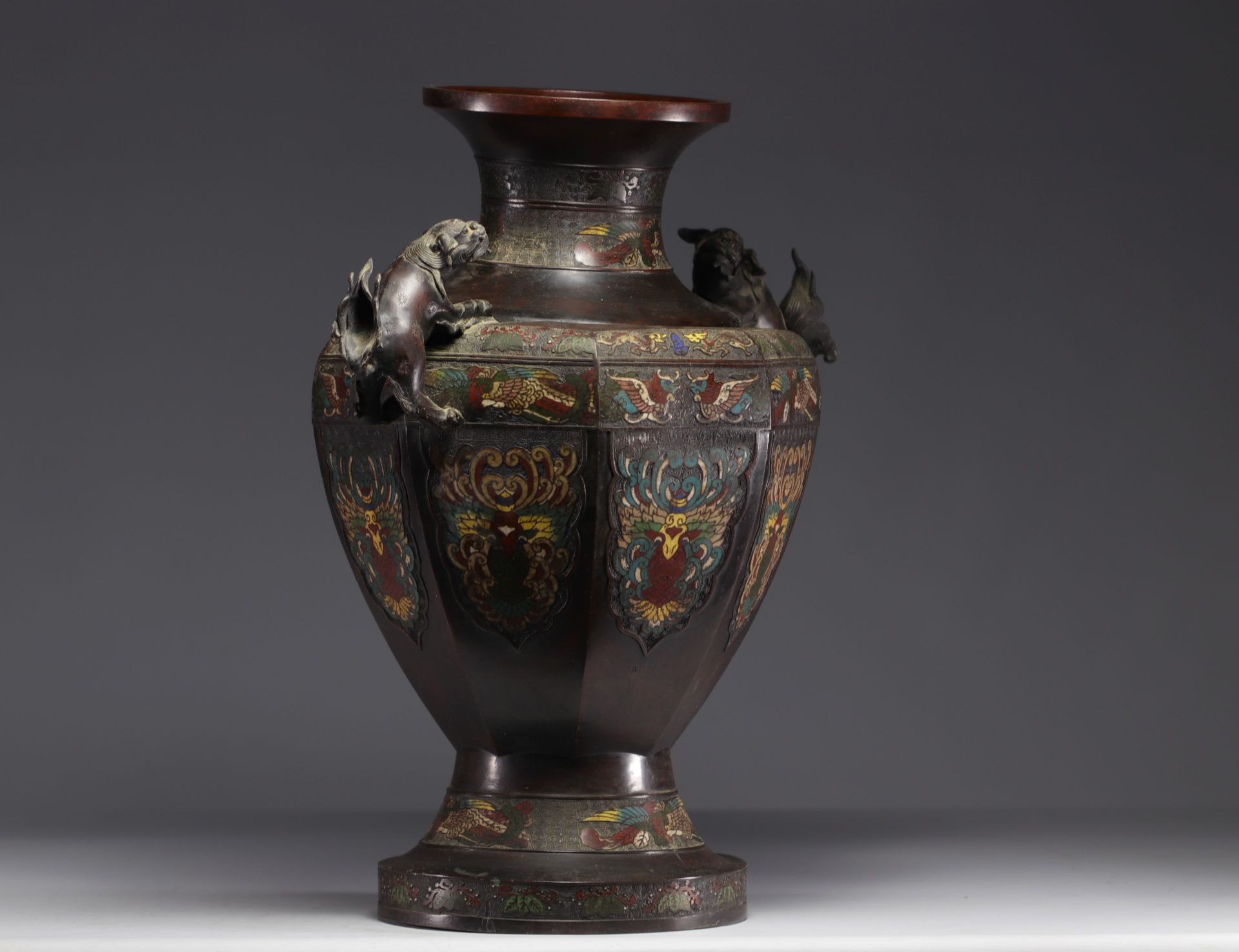 Imposing cloisonne bronze and champleve enamel vase, 19th century Japanese work. Mark in relief unde - Bild 3 aus 5