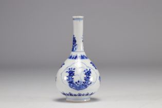 Small porcelain vase in white and blue with flower decoration from the Kangxi period (1661-1722)