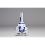 Small porcelain vase in white and blue with flower decoration from the Kangxi period (1661-1722)