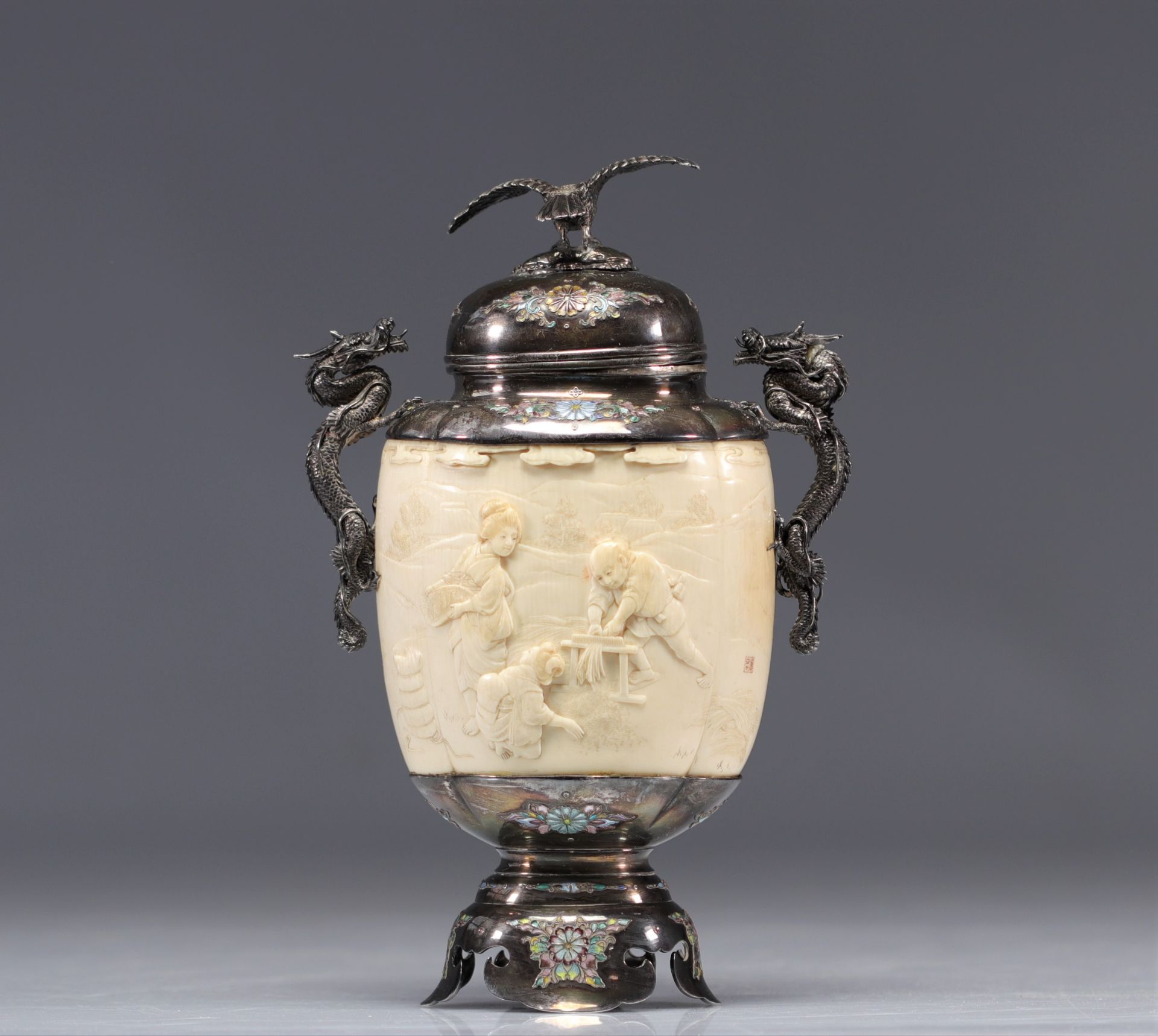 Exceptional Japanese ivory vase with a silver and enamel frame from the Meiji period (æ˜Žæ²»æ™‚ä»£ - - Image 3 of 7