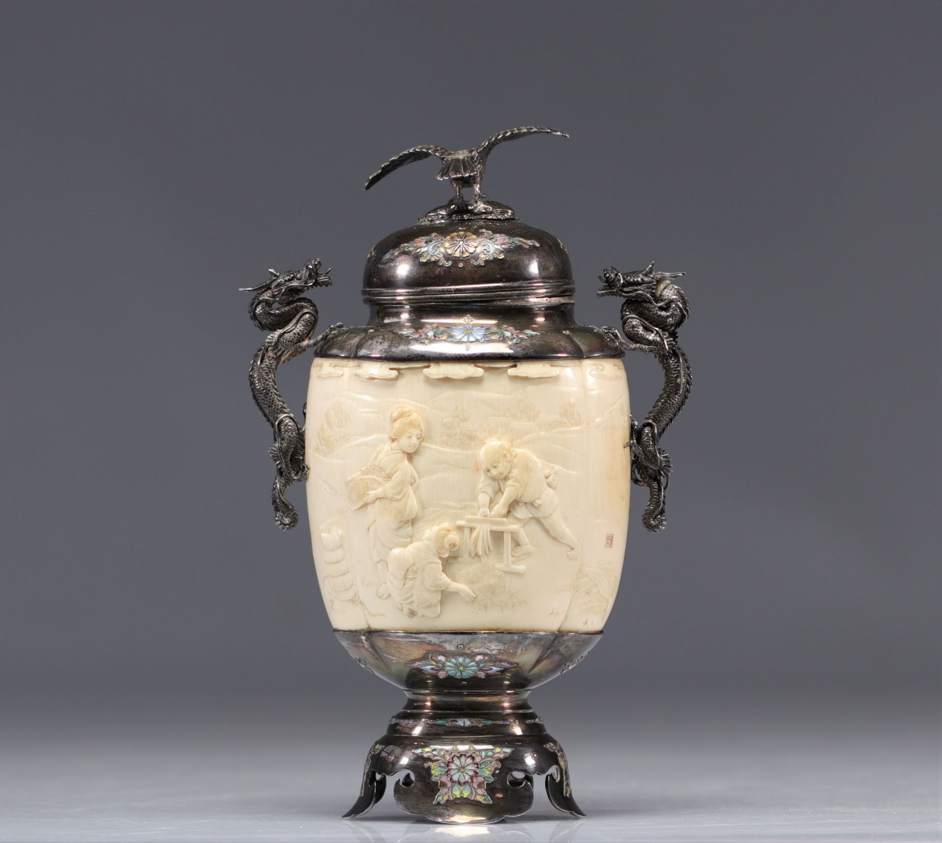 Exceptional Japanese ivory vase with a silver and enamel frame from the Meiji period (æ˜Žæ²»æ™‚ä»£ - - Bild 3 aus 7
