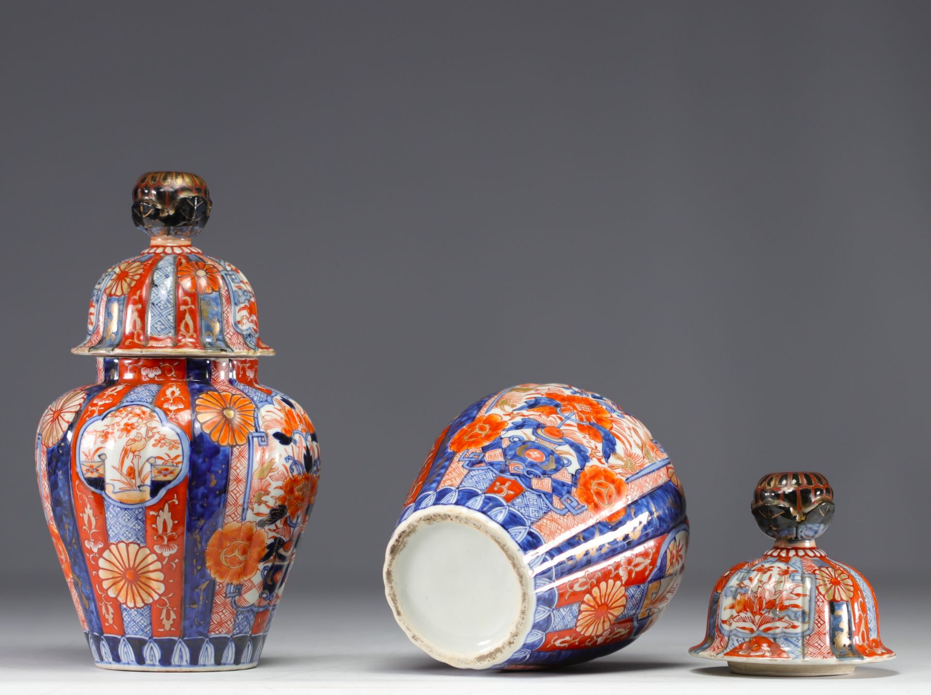Japan - Pair of Imari covered potiches, 19th century. - Image 3 of 3