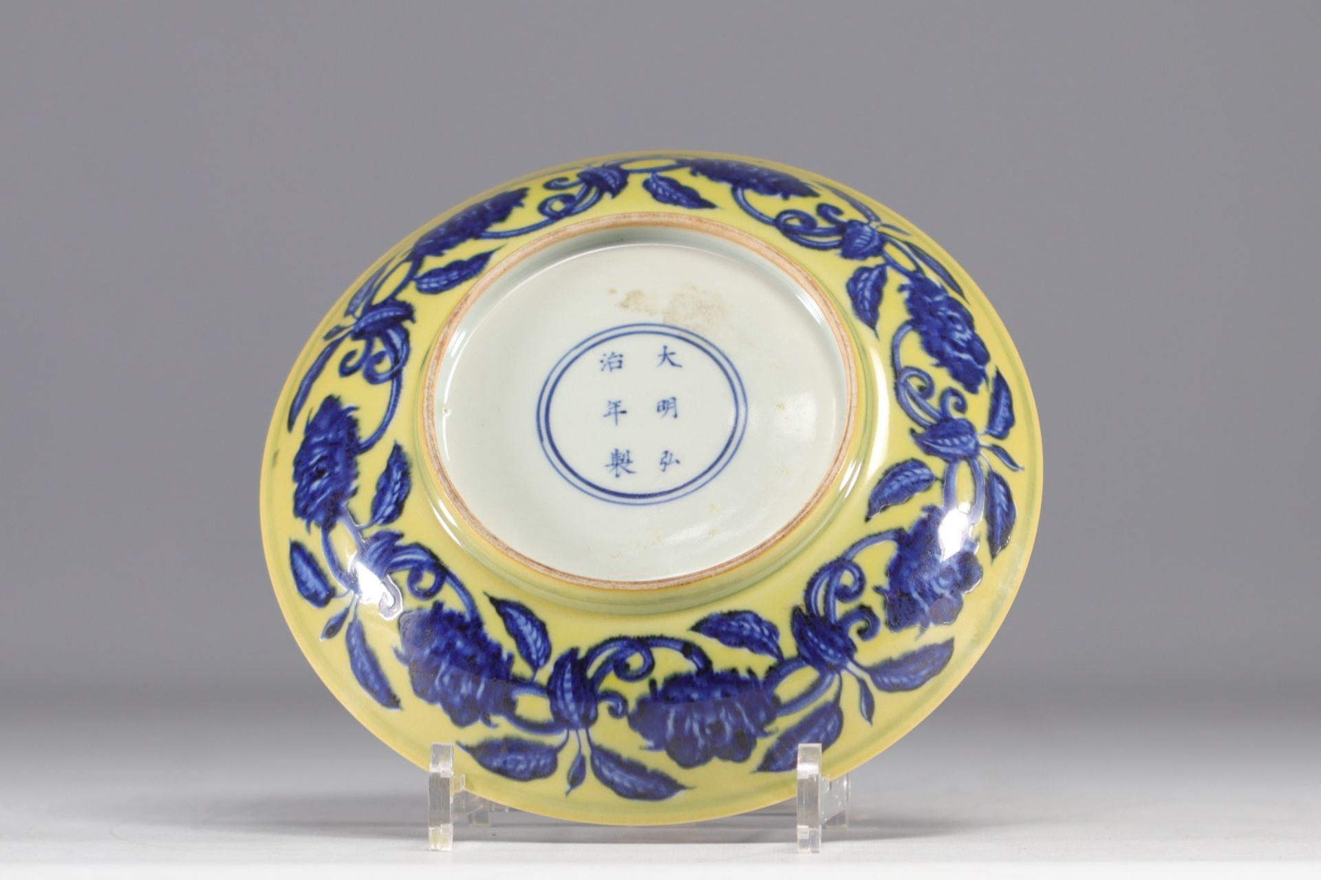 China - Porcelain dish decorated with flowers in white and blue on a yellow background, blue mark. - Bild 2 aus 2