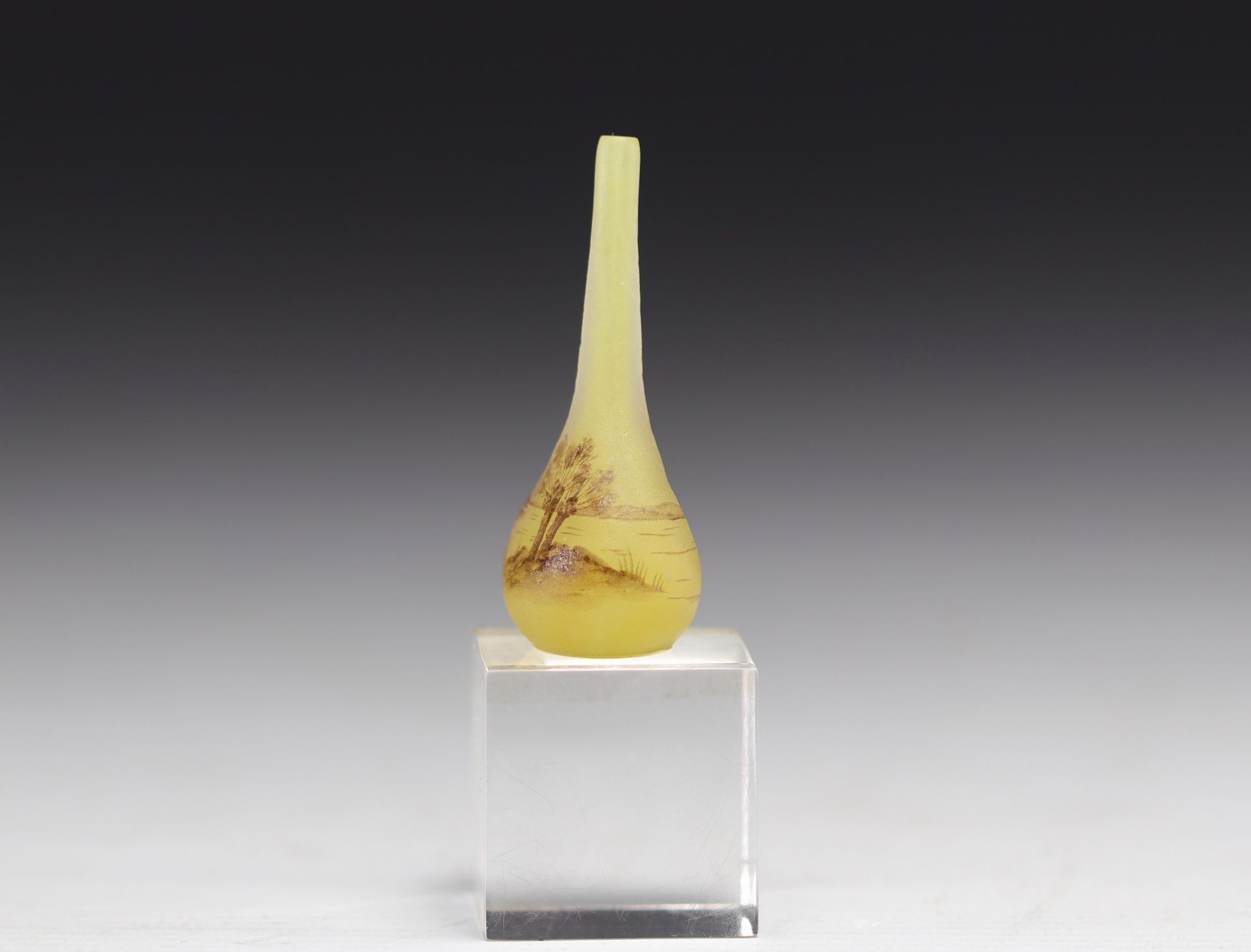 DAUM Nancy - Miniature soliflore vase with landscape design on a yellow background. - Bild 2 aus 4