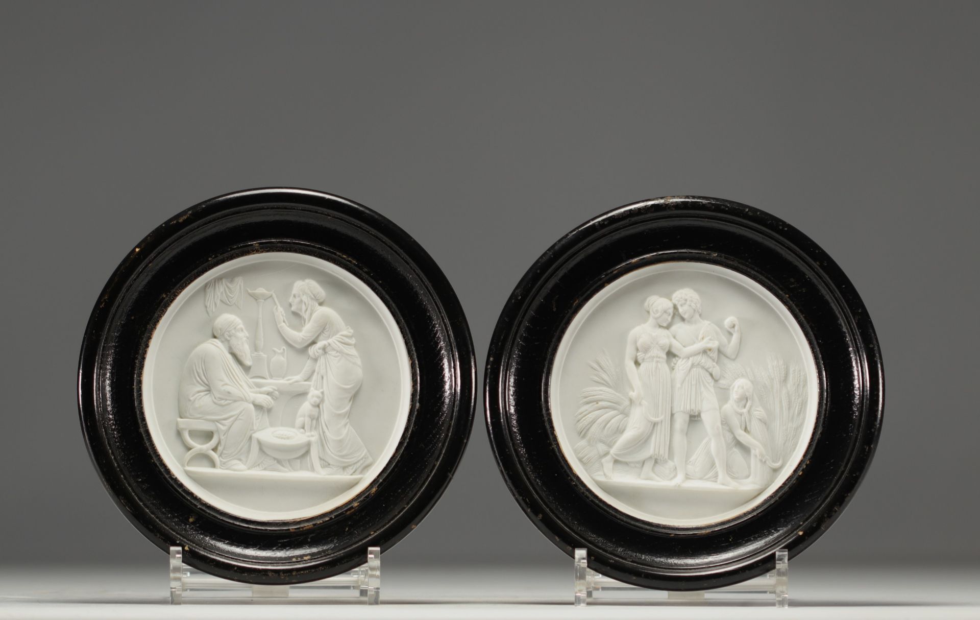 Pair of porcelain medallions, "Antique" scene, Napoleon III period.