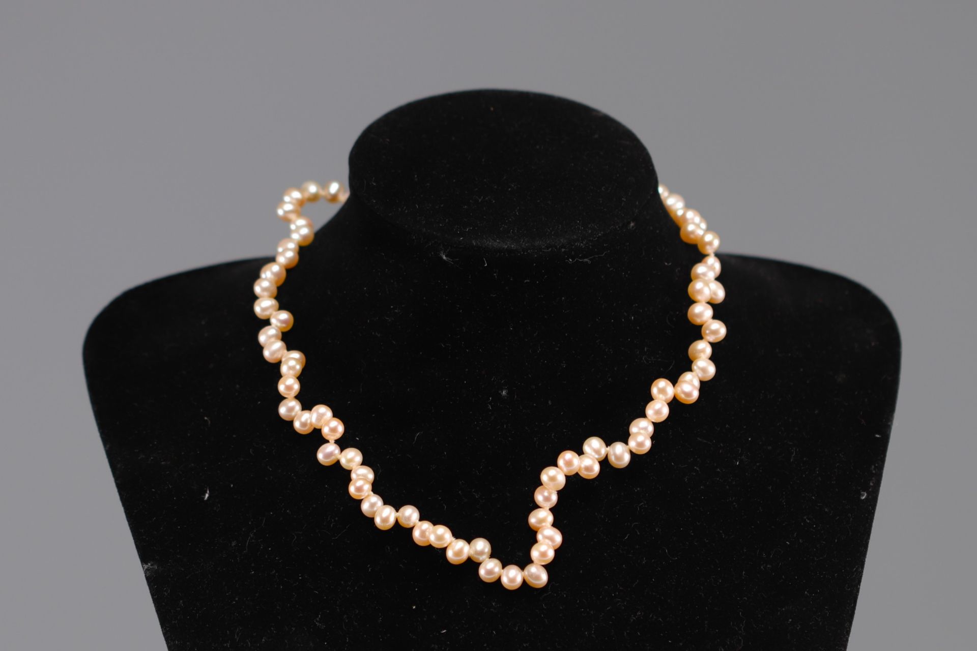 Pink pearl necklace with a clasp made of 18k gold.