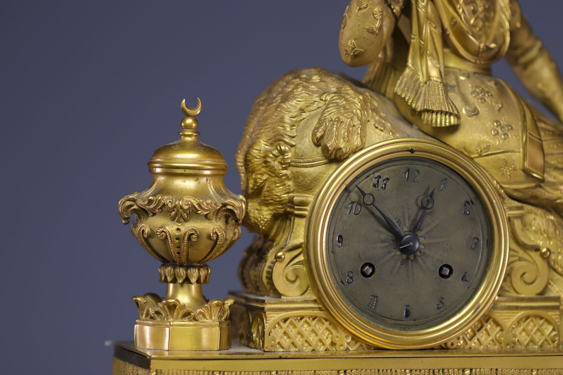 Gilt bronze clock and candelabra with Orientalist subjects, early 19th century. - Image 3 of 4