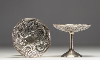China - A pair of solid silver footed bowls decorated with dragons.