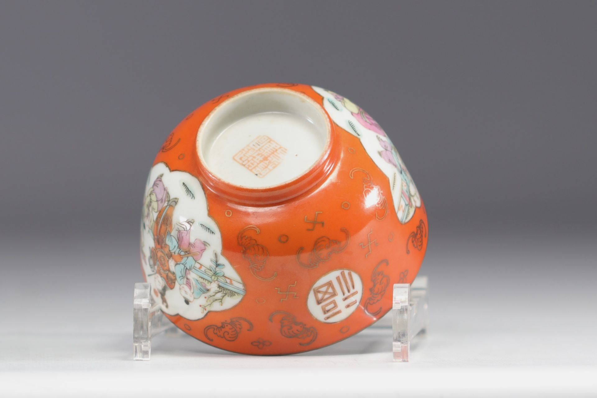 China - An orange porcelain bowl decorated with figures and bats, 19th century. - Image 5 of 5