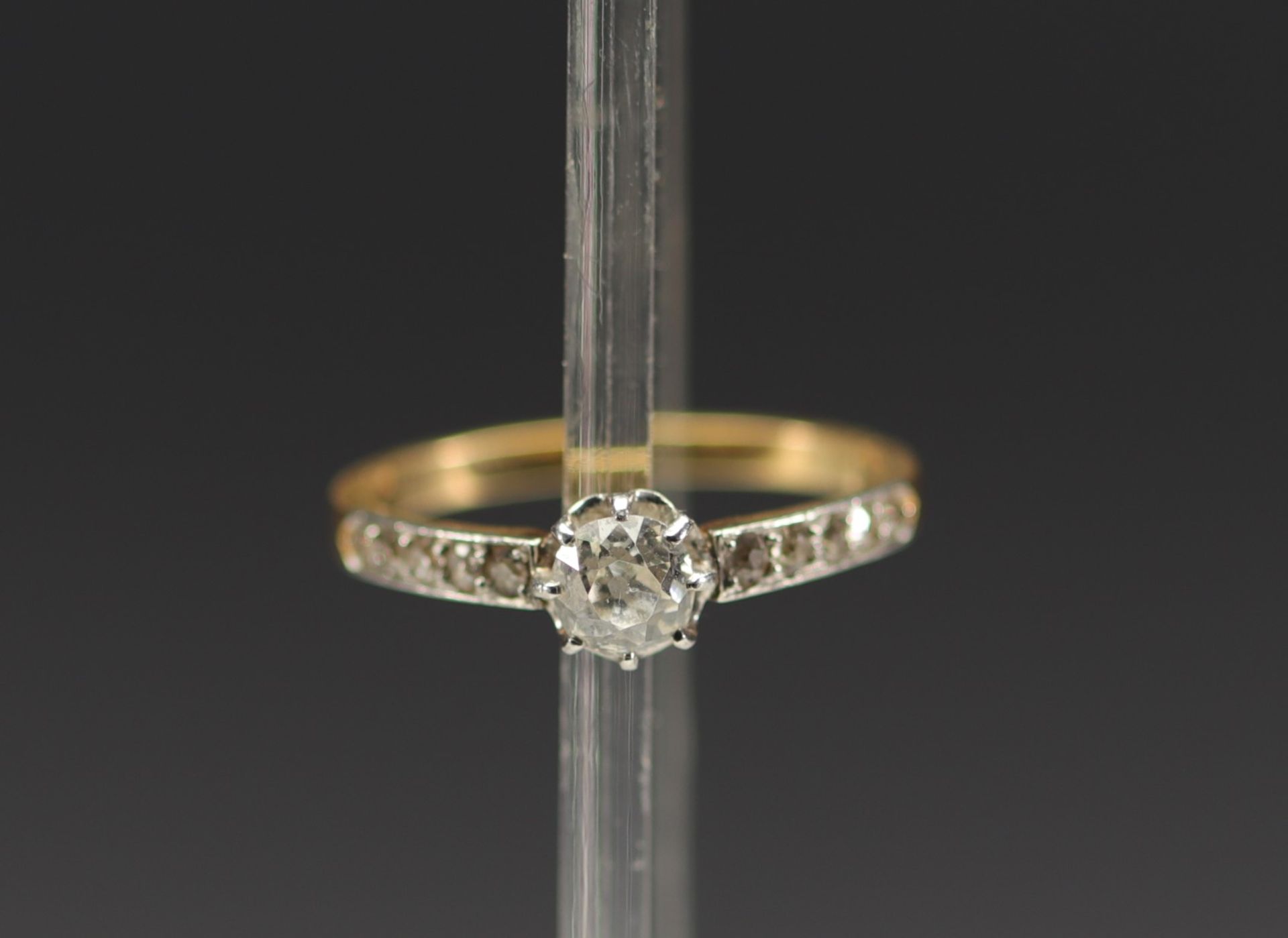 Ring in 18k gold with a central 0.5 carat diamond weighing 2.4g. - Bild 2 aus 2