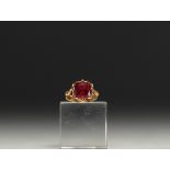 Cushion-shaped 18k gold and rubellite or ruby ring (to be confirmed).