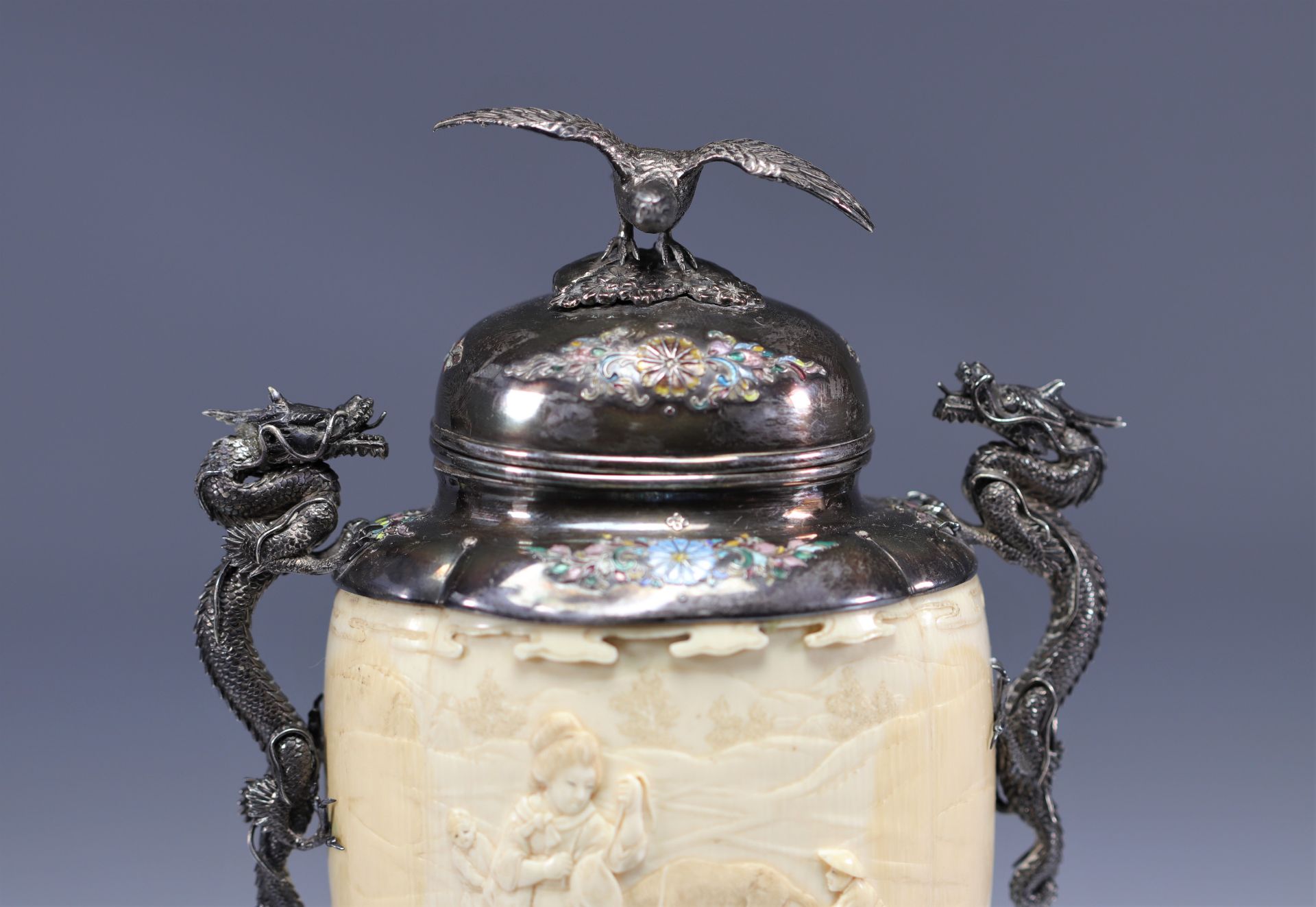 Exceptional Japanese ivory vase with a silver and enamel frame from the Meiji period (æ˜Žæ²»æ™‚ä»£ - - Image 6 of 7