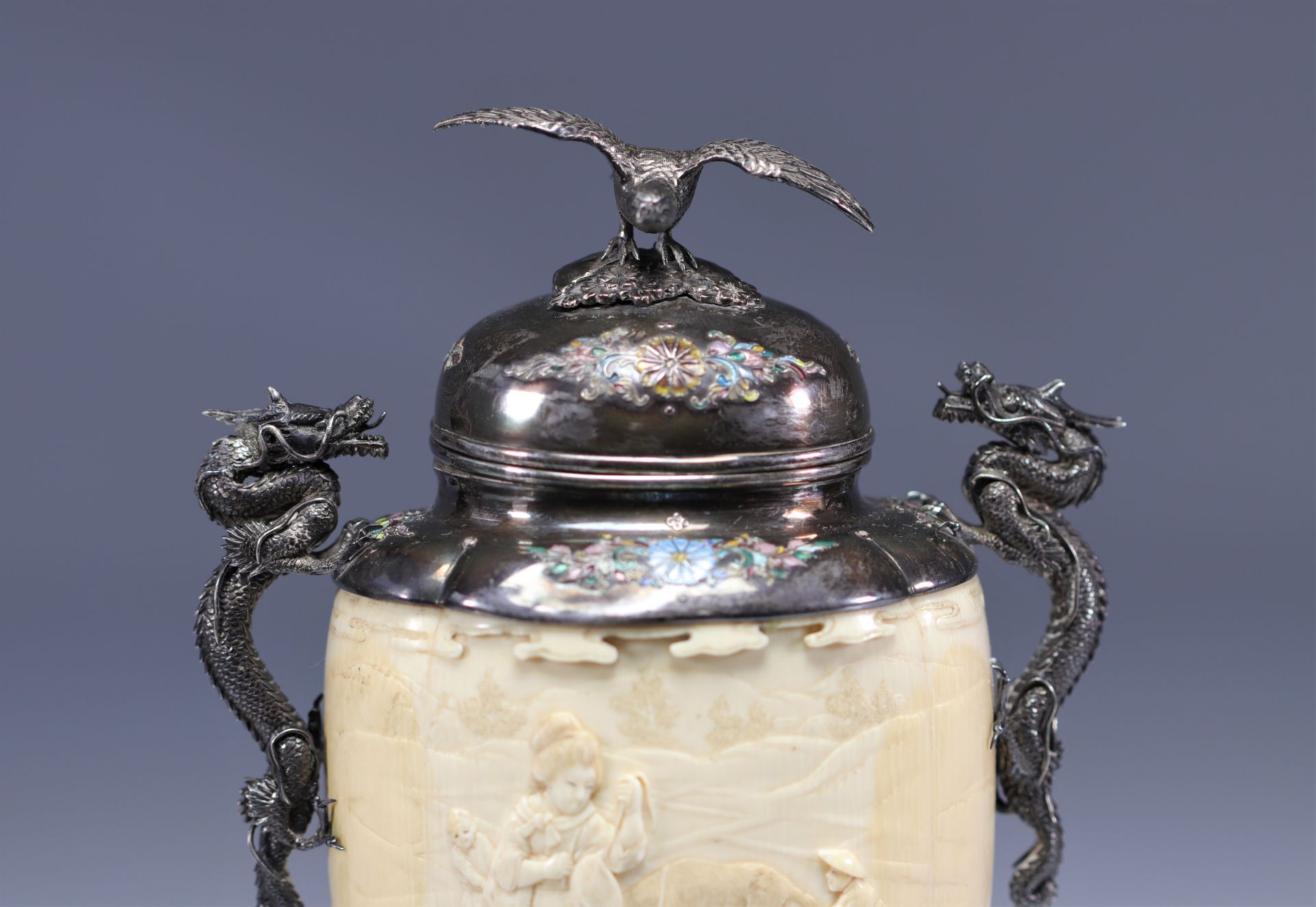 Exceptional Japanese ivory vase with a silver and enamel frame from the Meiji period (æ˜Žæ²»æ™‚ä»£ - - Bild 6 aus 7
