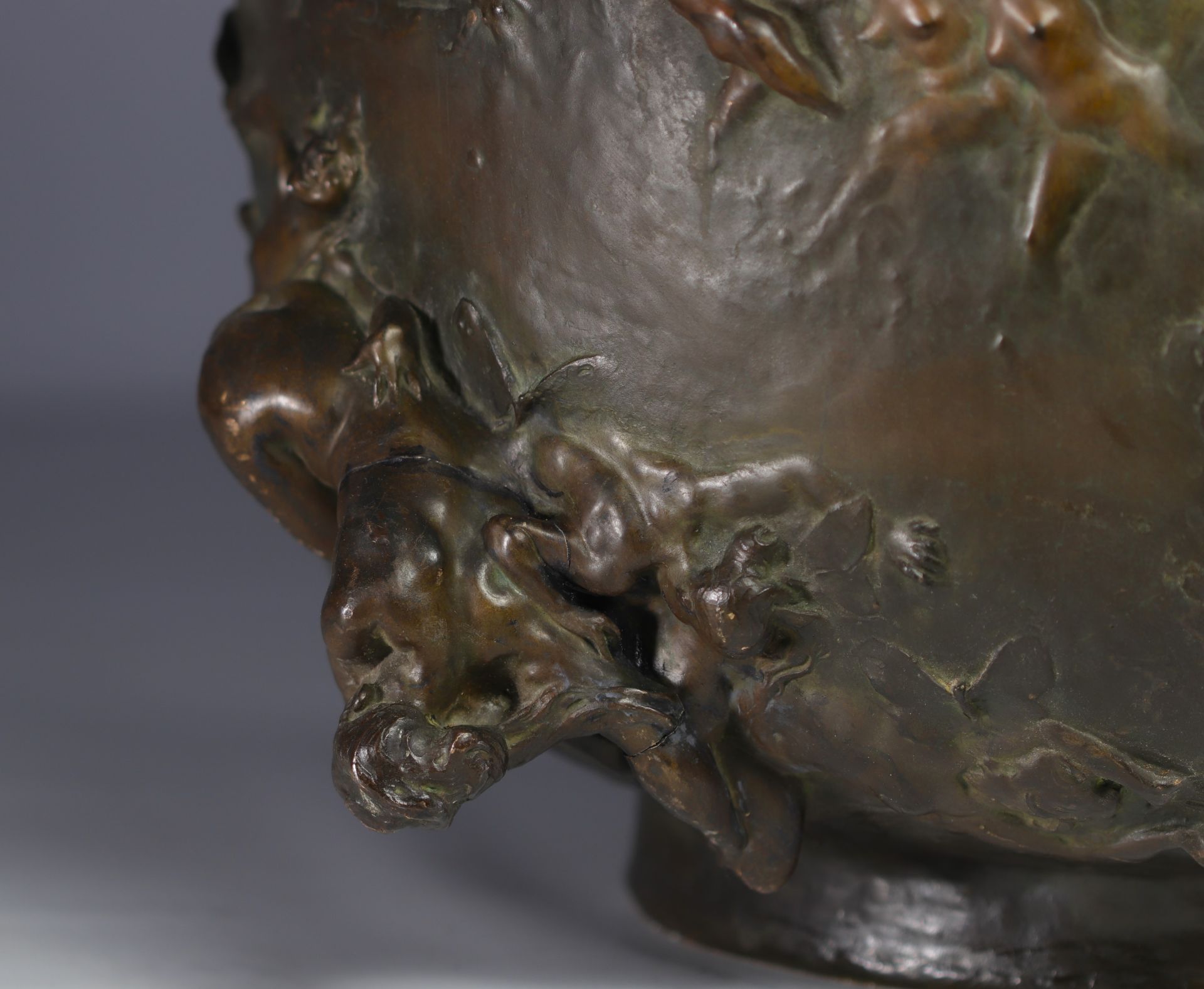 Gustave Joseph CHERET (1838-1894) Imposing bronze jardiniere decorated with naiads and butterflies. - Bild 11 aus 13