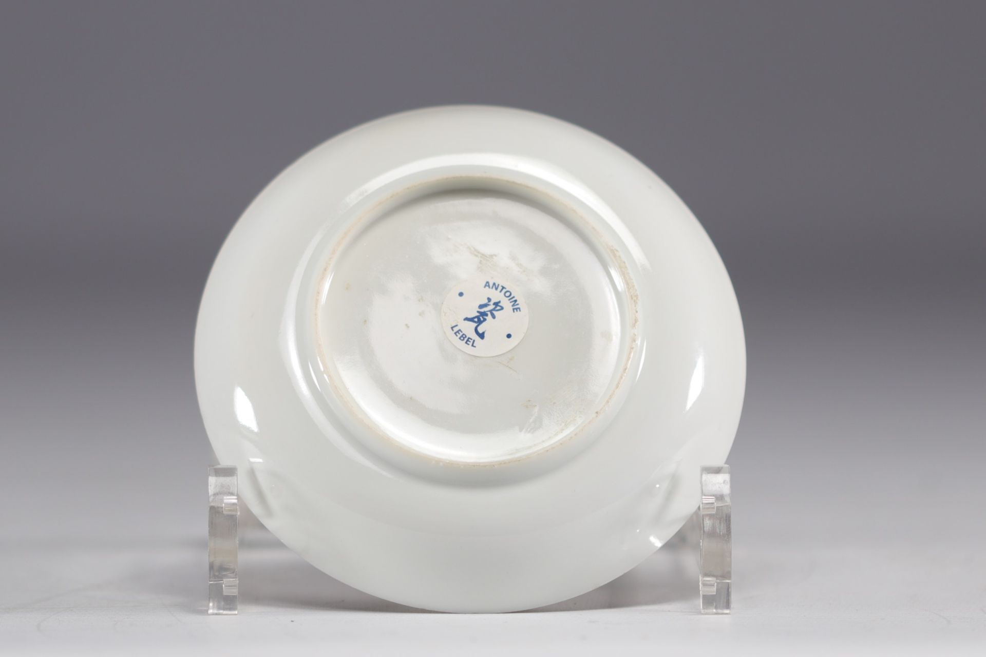 China - Small saucer in Compagnie des Indes porcelain with romantic decoration, 18th century. - Image 2 of 2