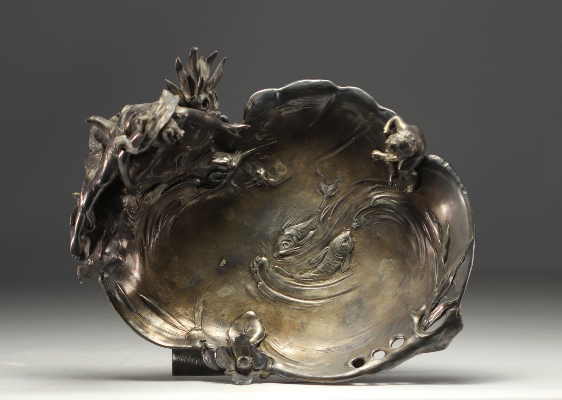"Naiad and putti by the pond" Art Nouveau polished pewter pocket tureen, circa 1900. - Bild 2 aus 4