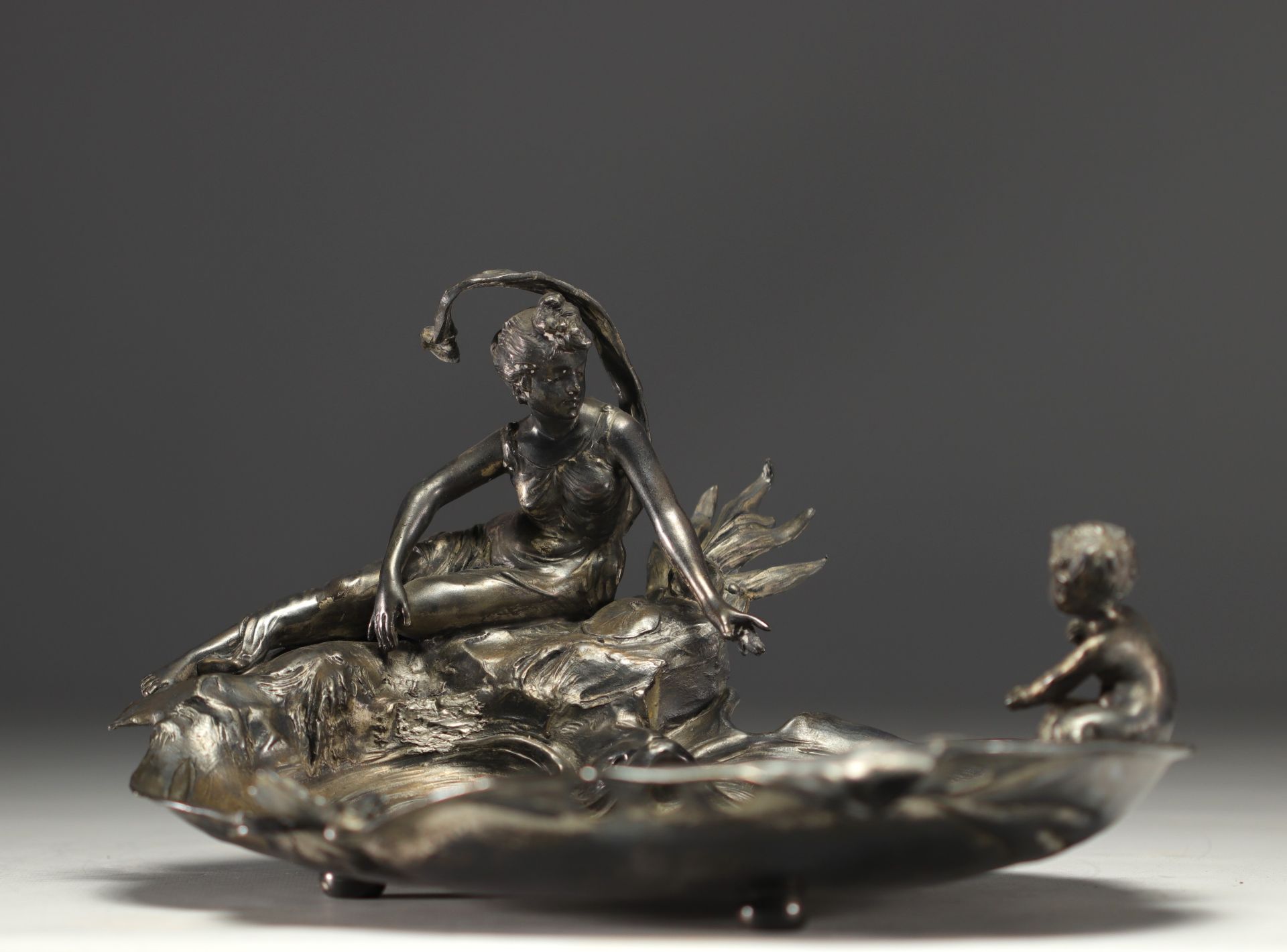 "Naiad and putti by the pond" Art Nouveau polished pewter pocket tureen, circa 1900. - Bild 4 aus 4