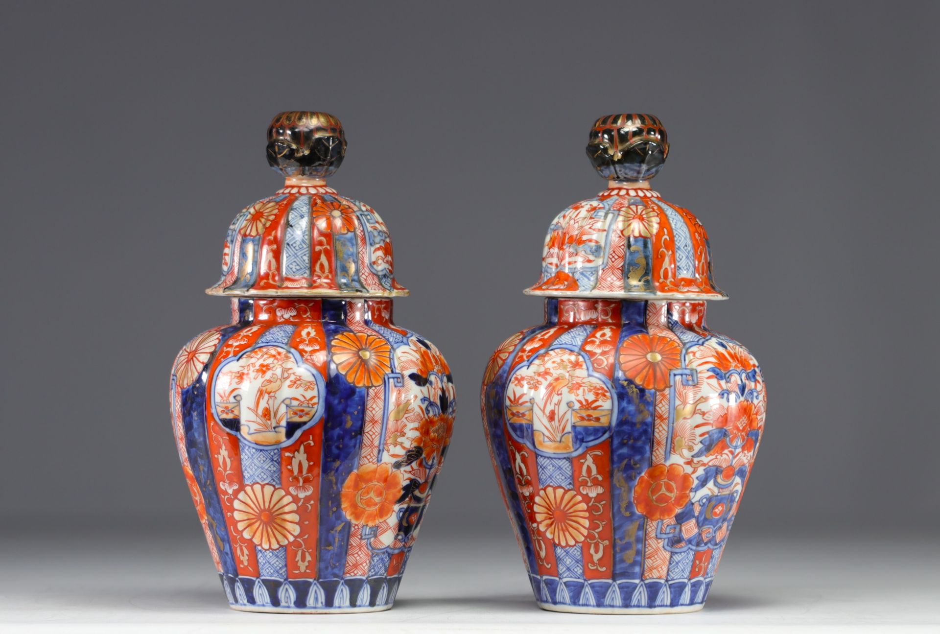 Japan - Pair of Imari covered potiches, 19th century. - Image 2 of 3