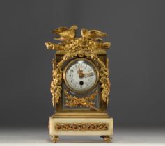 Gilt bronze clock decorated with sparrows and garlands of flowers in the Louis XVI style