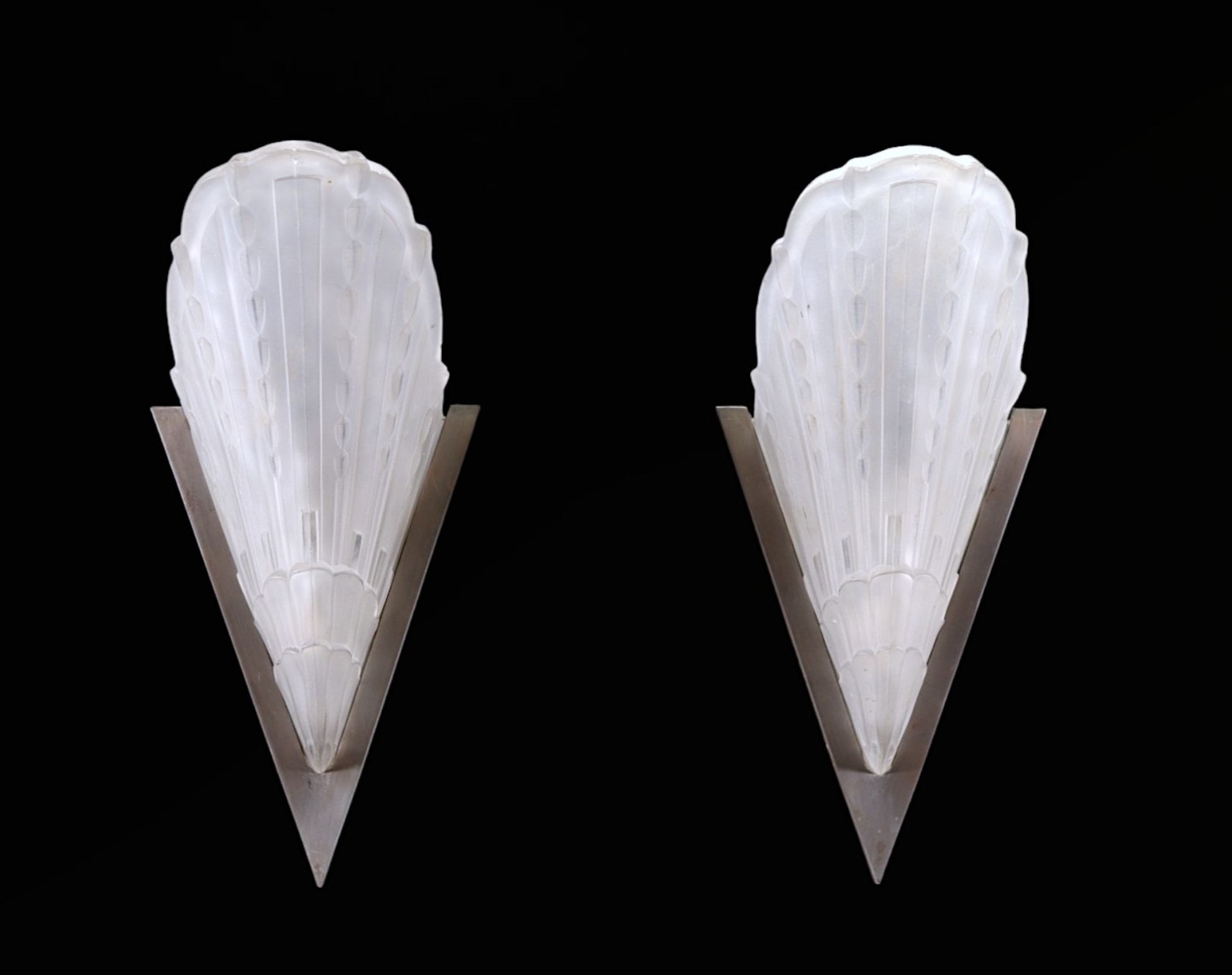 Jean GAUTHIER ( EJG) - Pair of Art Deco sconces in stylized glass. - Image 2 of 5