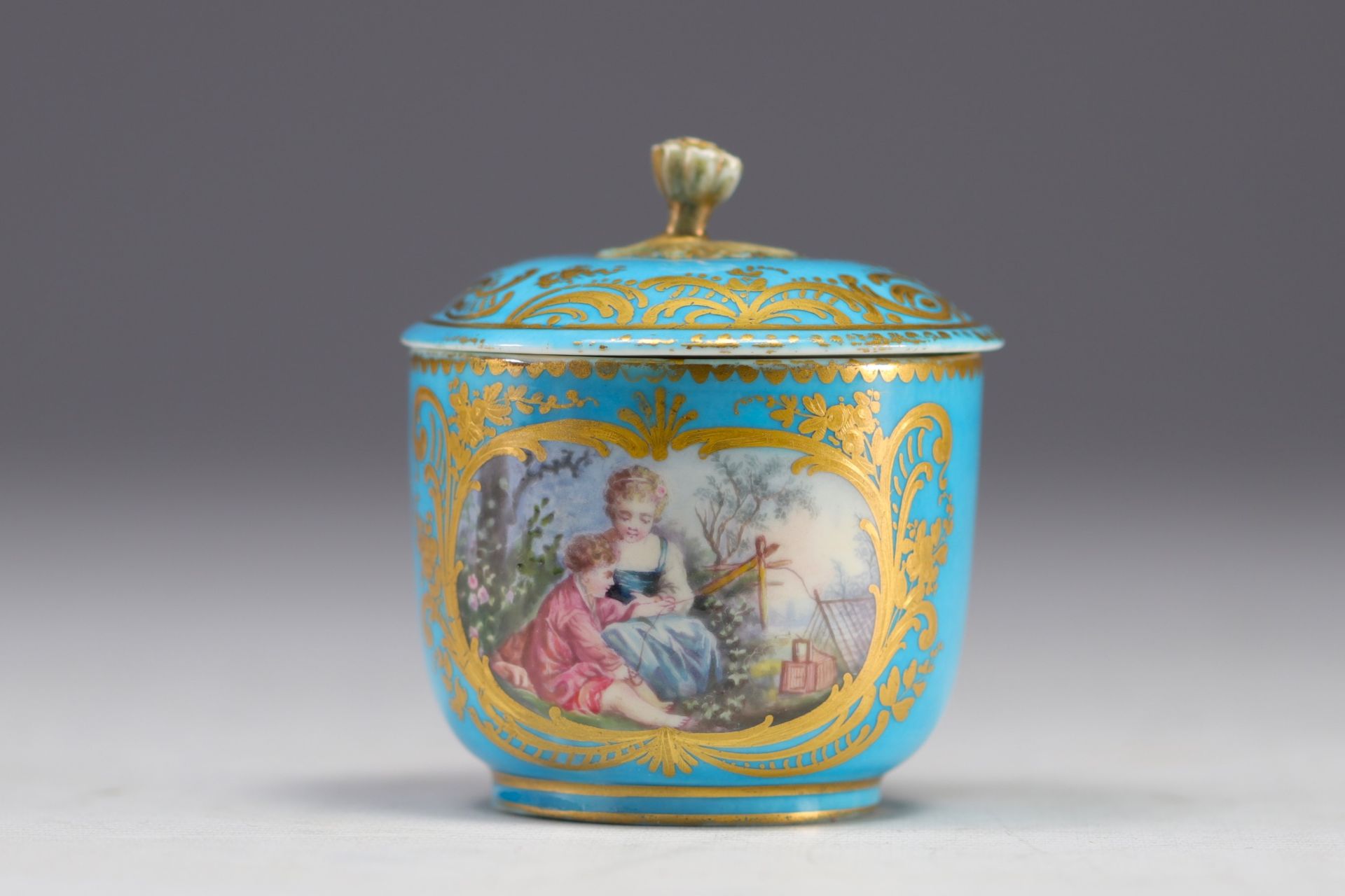 Tete a tete" service in Sevres porcelain on a celestial blue background. - Image 8 of 10
