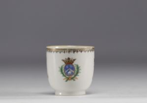 China - A Compagnie des Indes "Grisaille" porcelain cup decorated with a coat of arms and flowers, 1