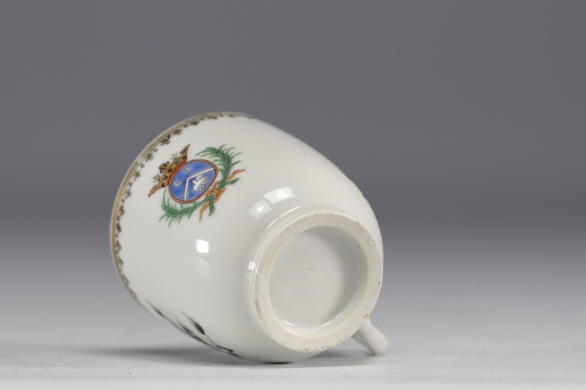 China - A Compagnie des Indes "Grisaille" porcelain cup decorated with a coat of arms and flowers, 1 - Image 3 of 4