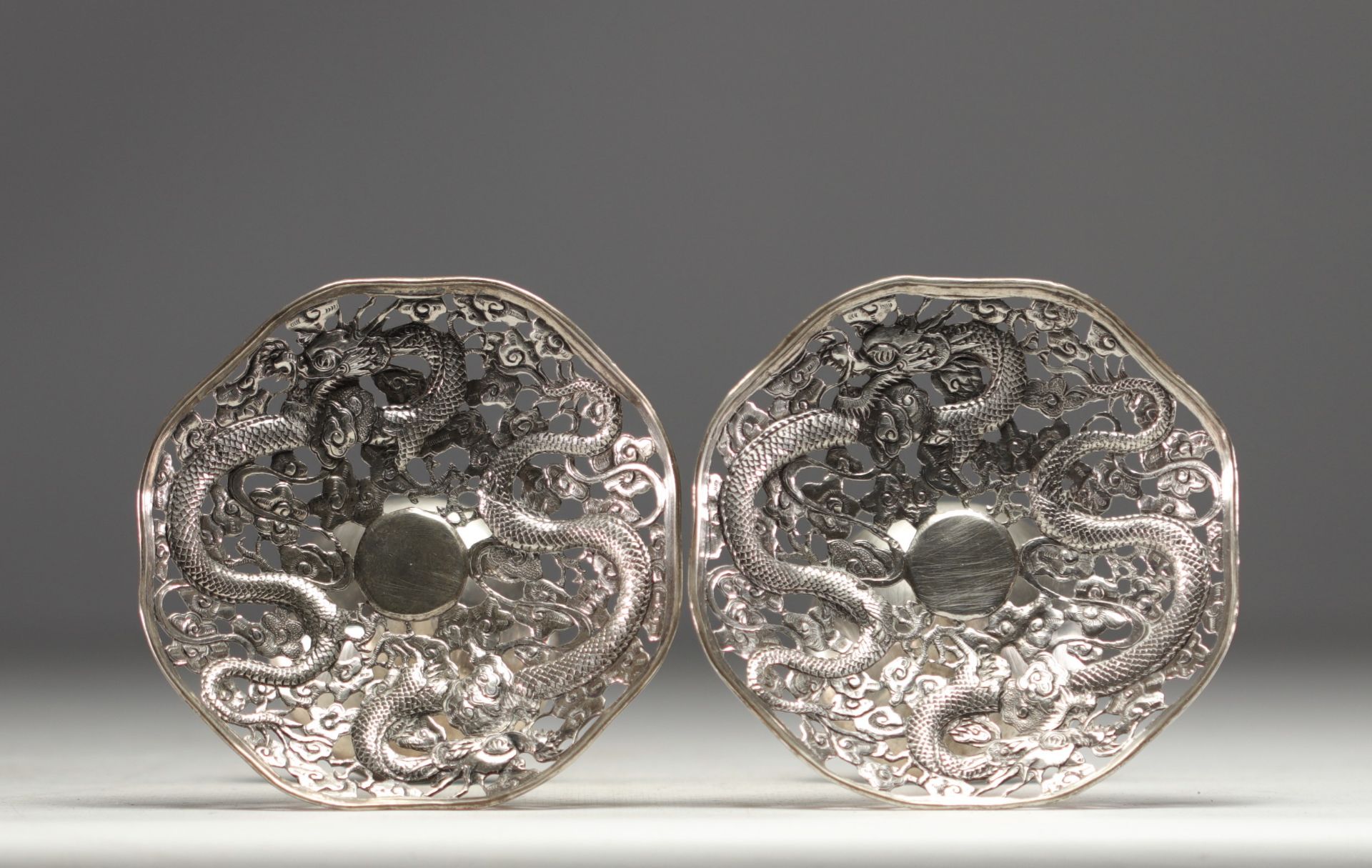 China - A pair of solid silver footed bowls decorated with dragons. - Bild 2 aus 5