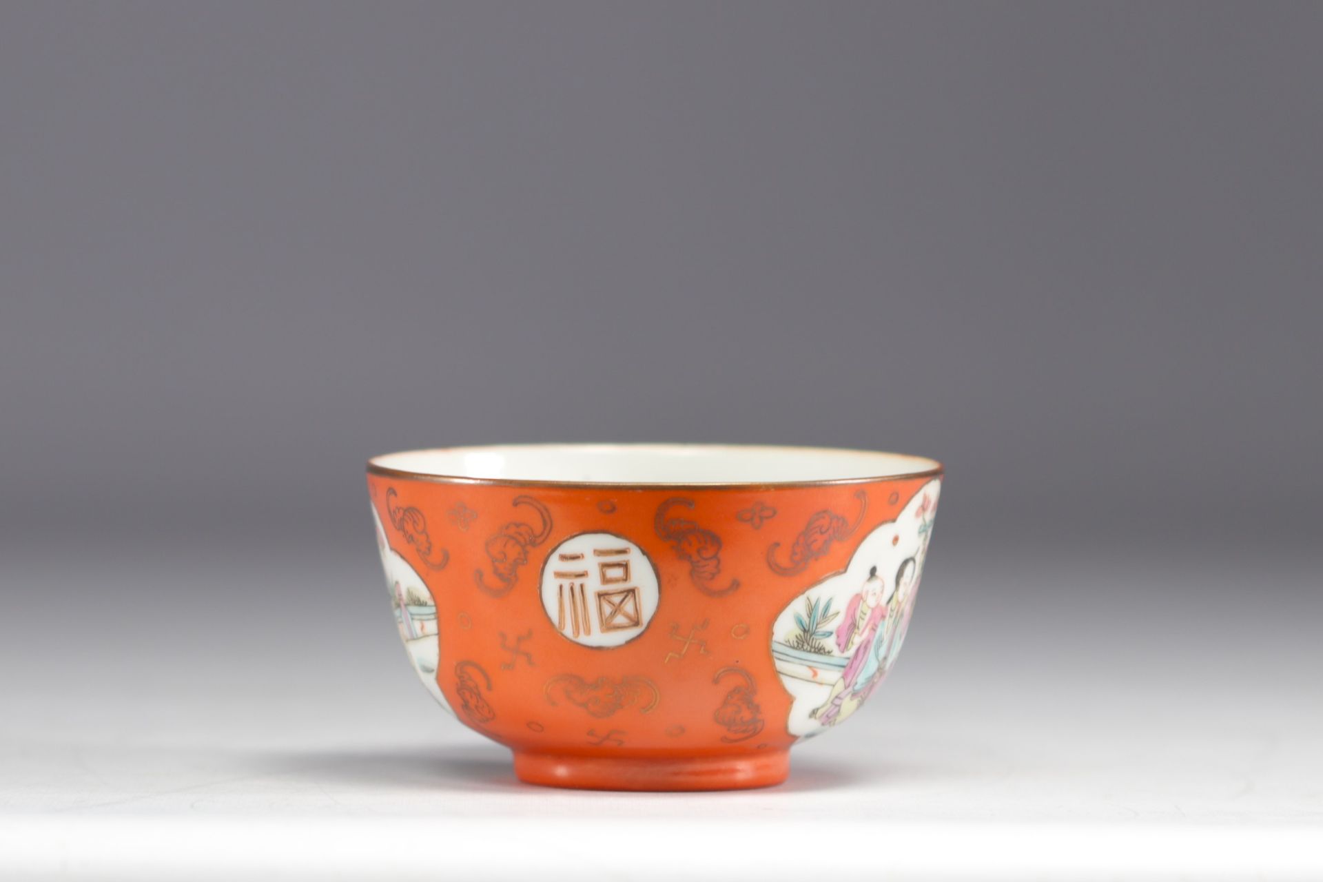 China - An orange porcelain bowl decorated with figures and bats, 19th century. - Bild 2 aus 5