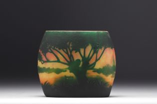 DAUM Nancy - Small oval vase decorated with Willow on the edge of a pond.