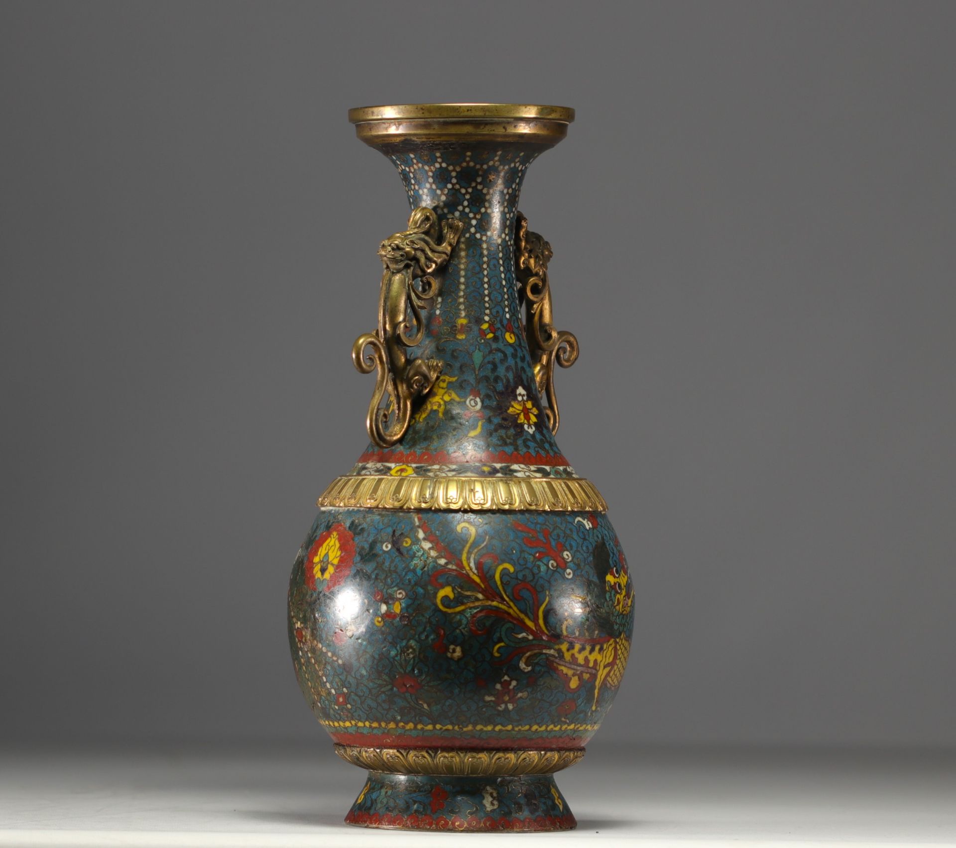 China - A Qing-period cloisonne vase with dragon decoration and bronze handles. - Bild 3 aus 5