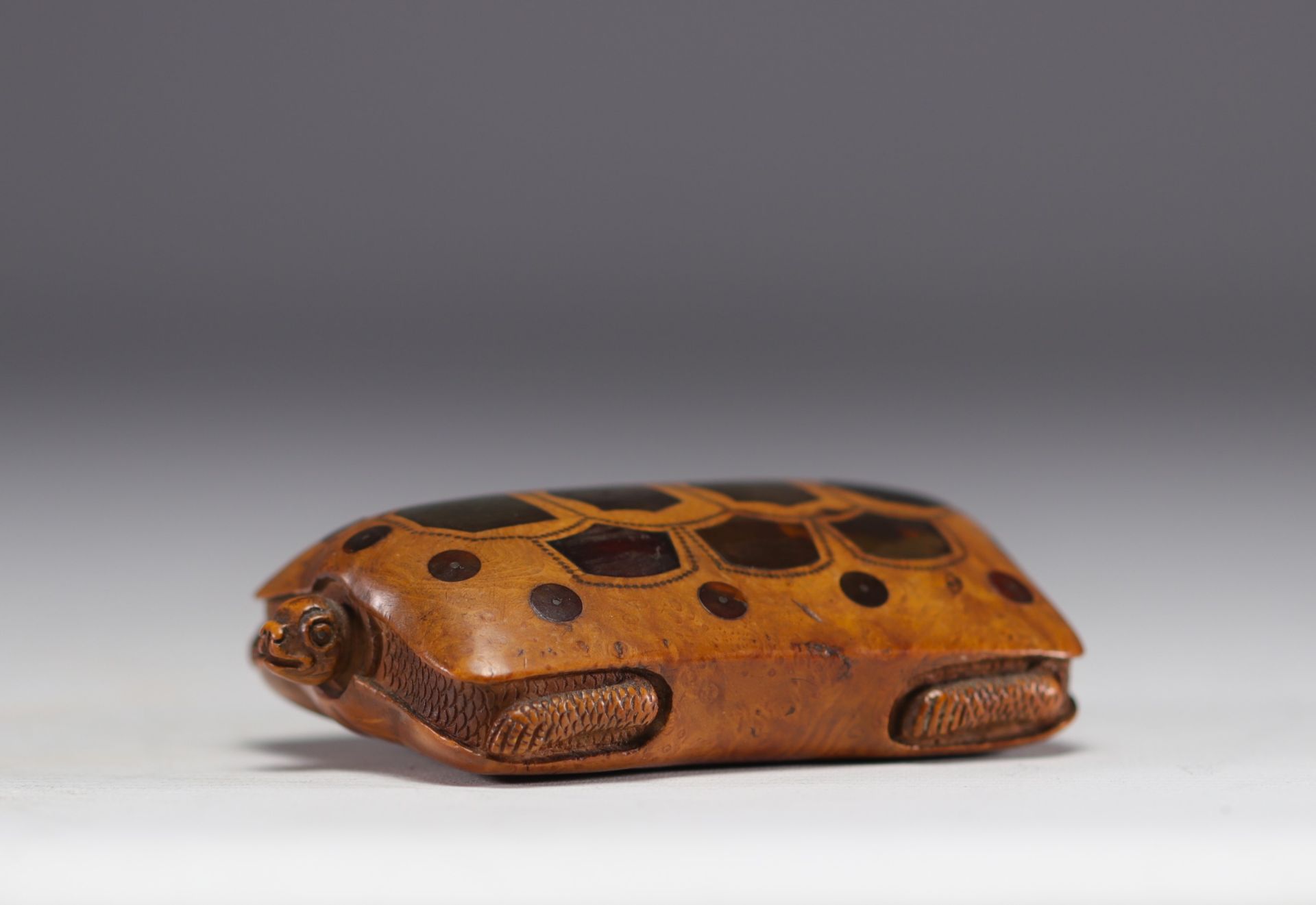 Rare snuff box in the shape of a turtle carved with inlays and nails, 19th century