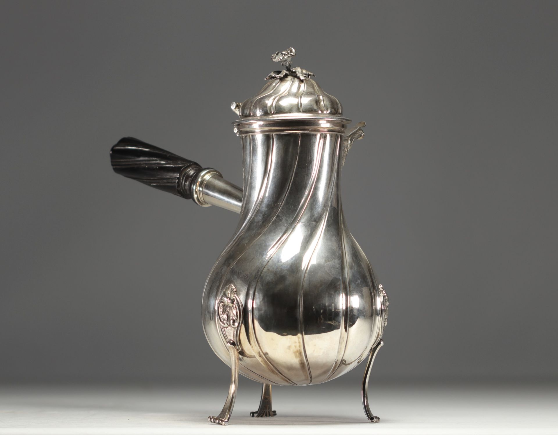 Imposing Louis XV silver coffee pot and chocolate pot, Lille, 1752. - Bild 4 aus 8
