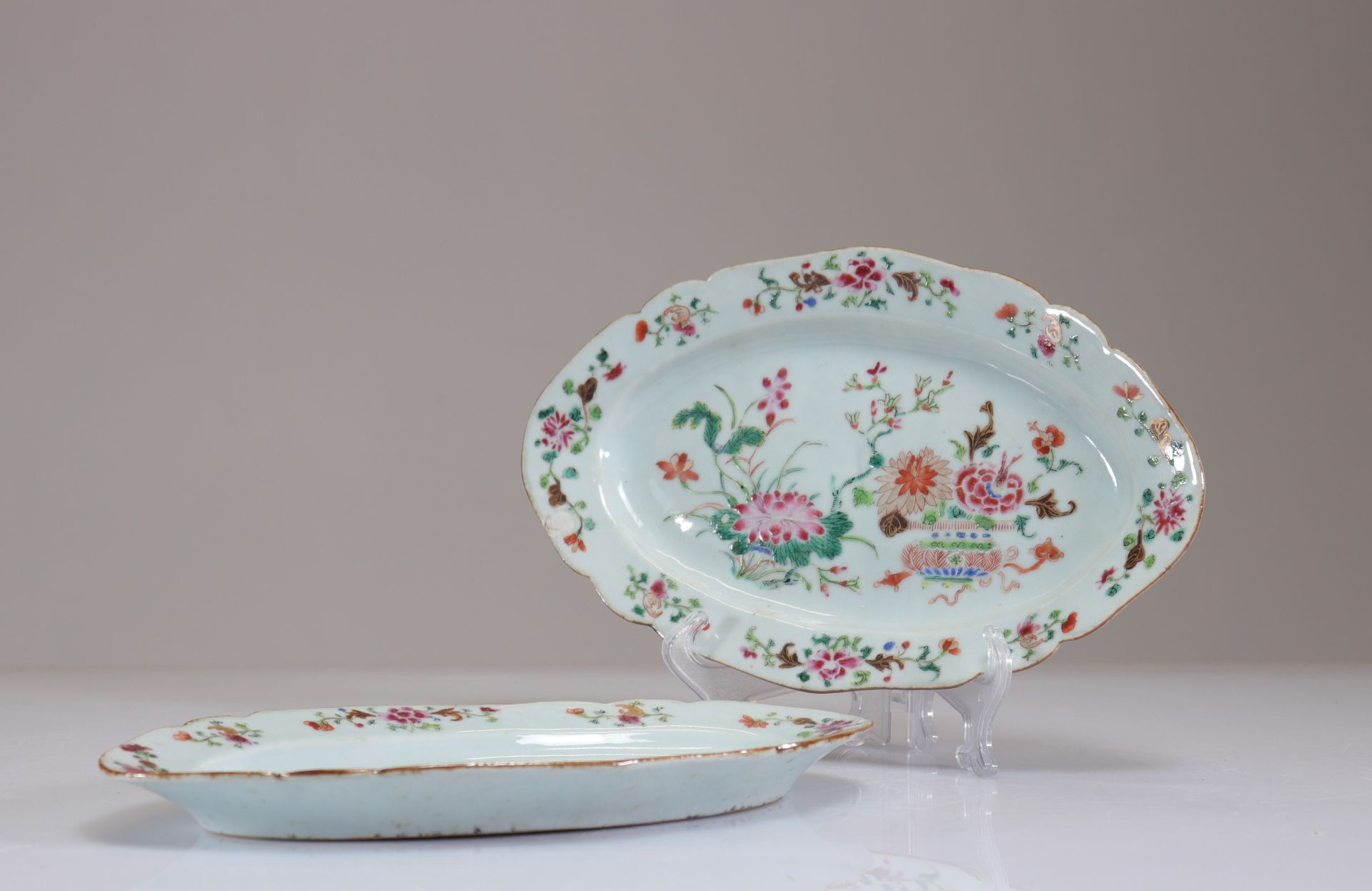 Set of two dishes in famille rose porcelain with floral decoration, 18th century - Image 2 of 3