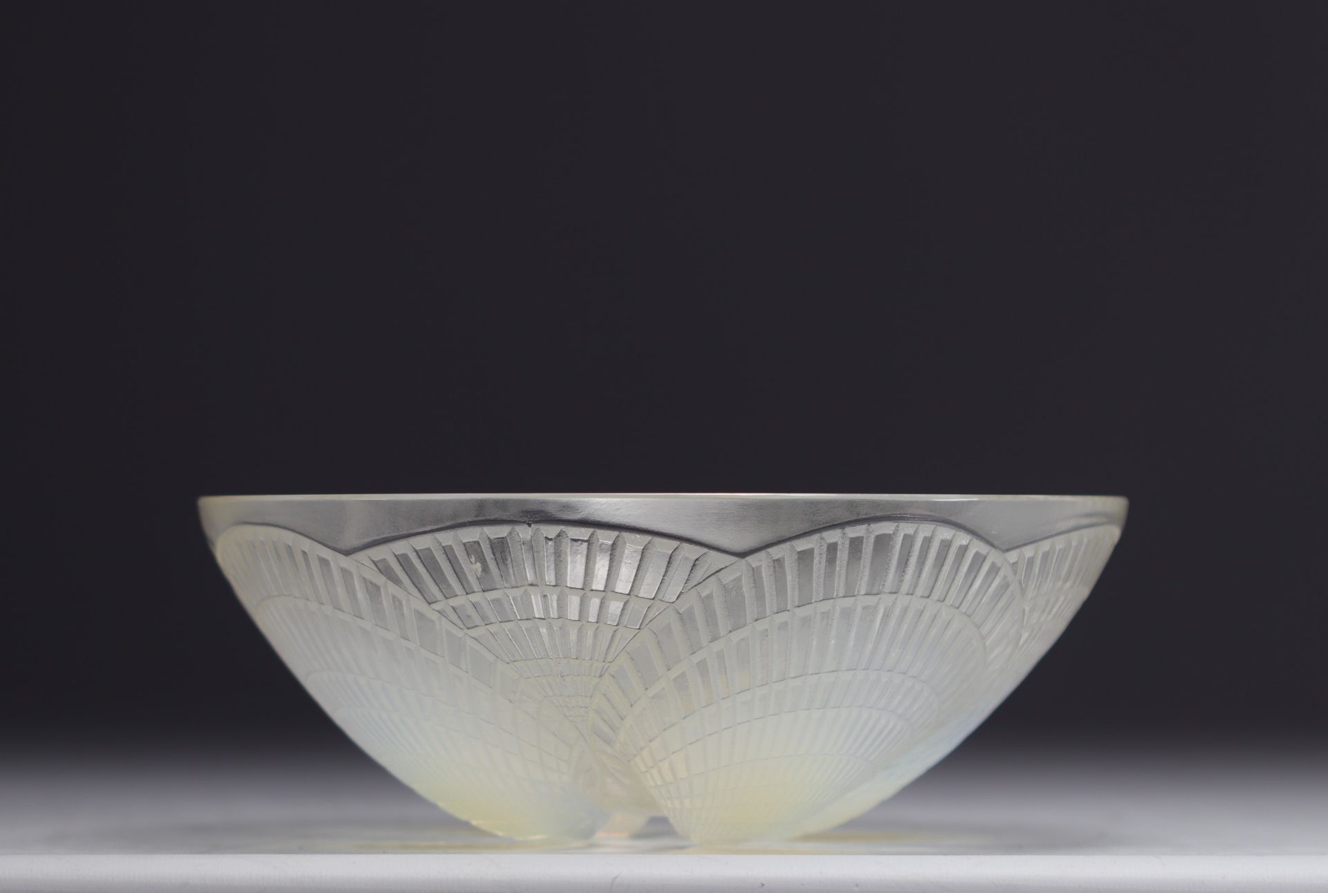 Rene LALIQUE, "Shell" bowl in pressed moulded opalescent glass.1924. - Bild 4 aus 5