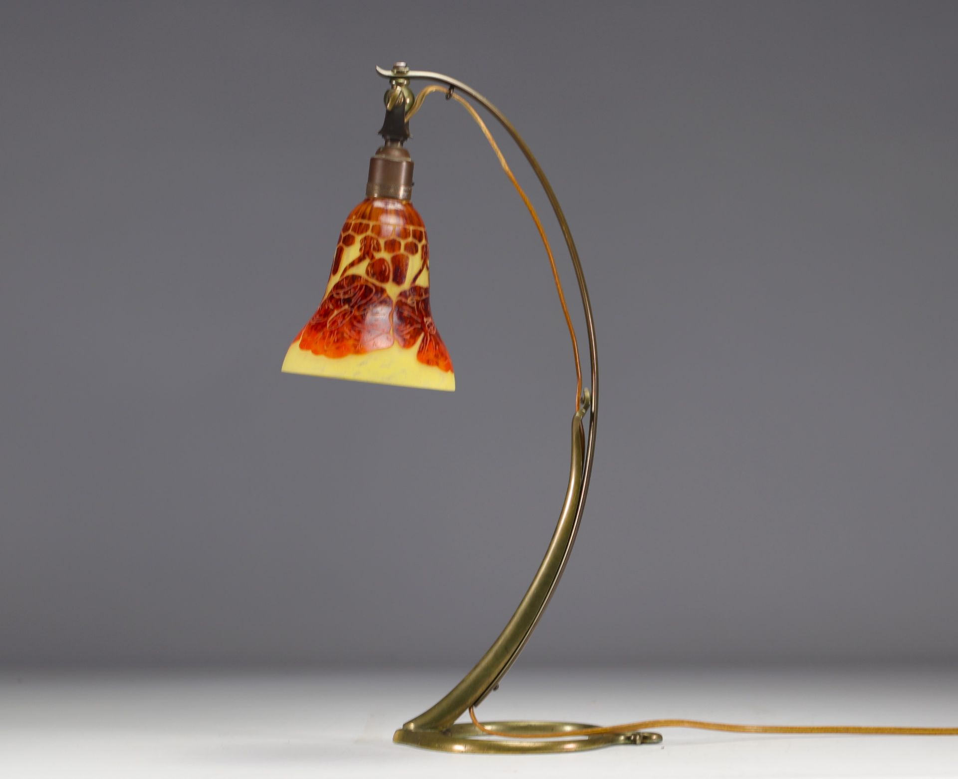 Art Nouveau bronze lamp with acid-etched tulip "Le Verre Francais" - Image 2 of 4