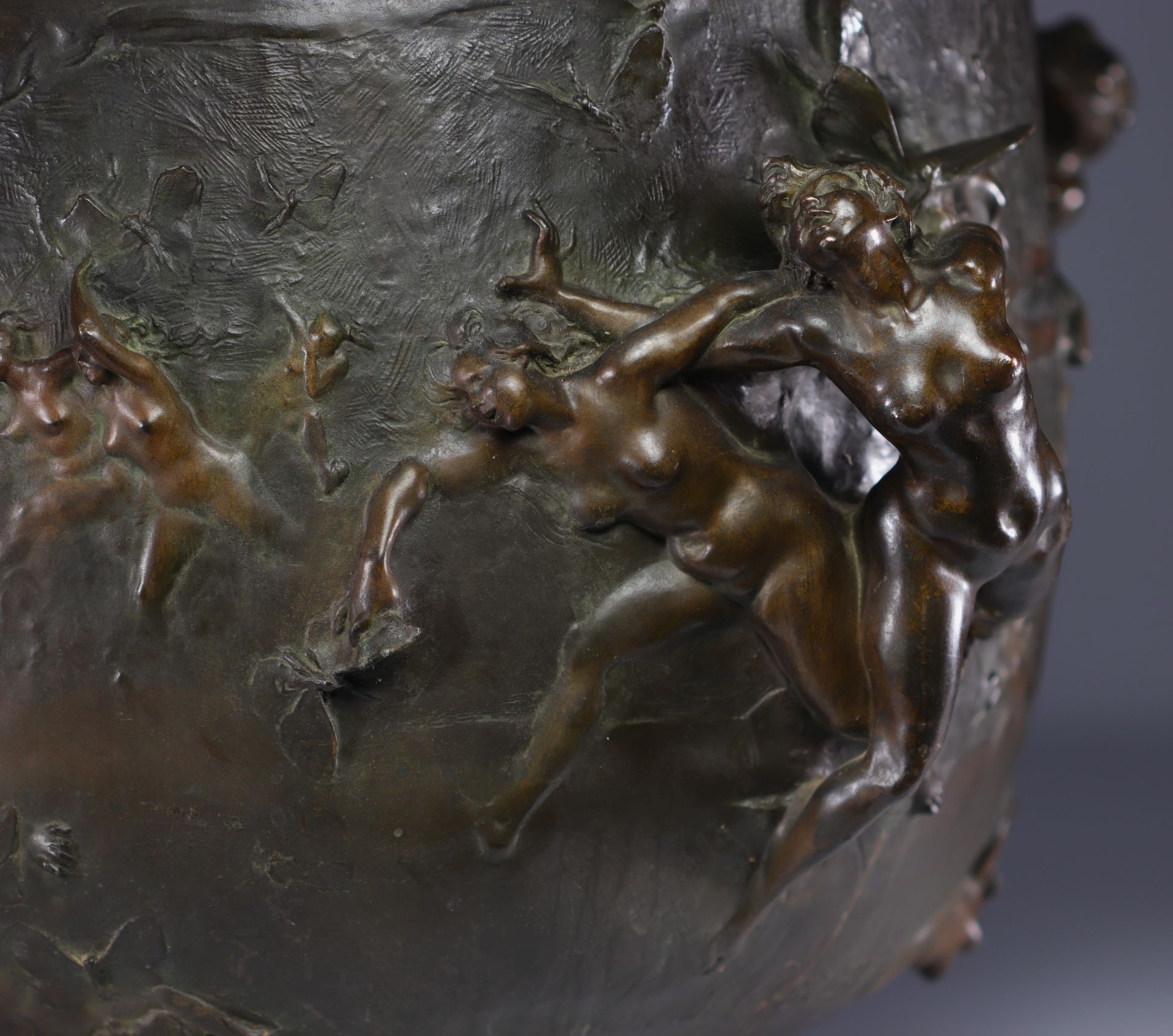 Gustave Joseph CHERET (1838-1894) Imposing bronze jardiniere decorated with naiads and butterflies. - Bild 5 aus 13