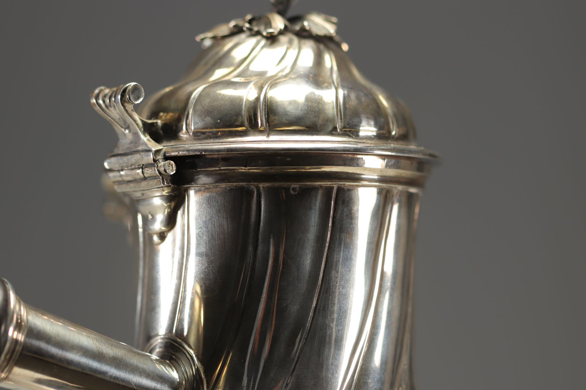 Imposing Louis XV silver coffee pot and chocolate pot, Lille, 1752. - Bild 8 aus 8