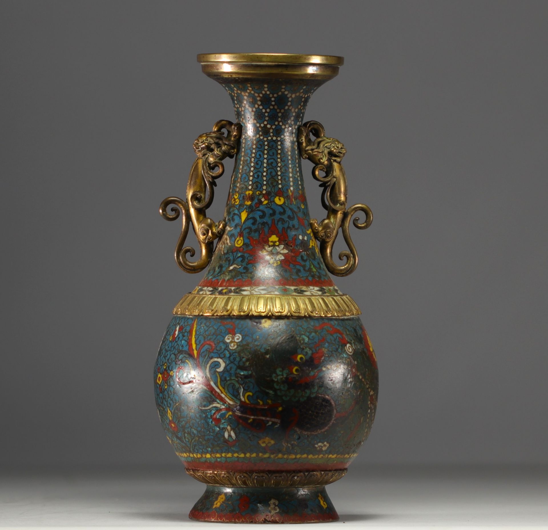 China - A Qing-period cloisonne vase with dragon decoration and bronze handles. - Bild 5 aus 5