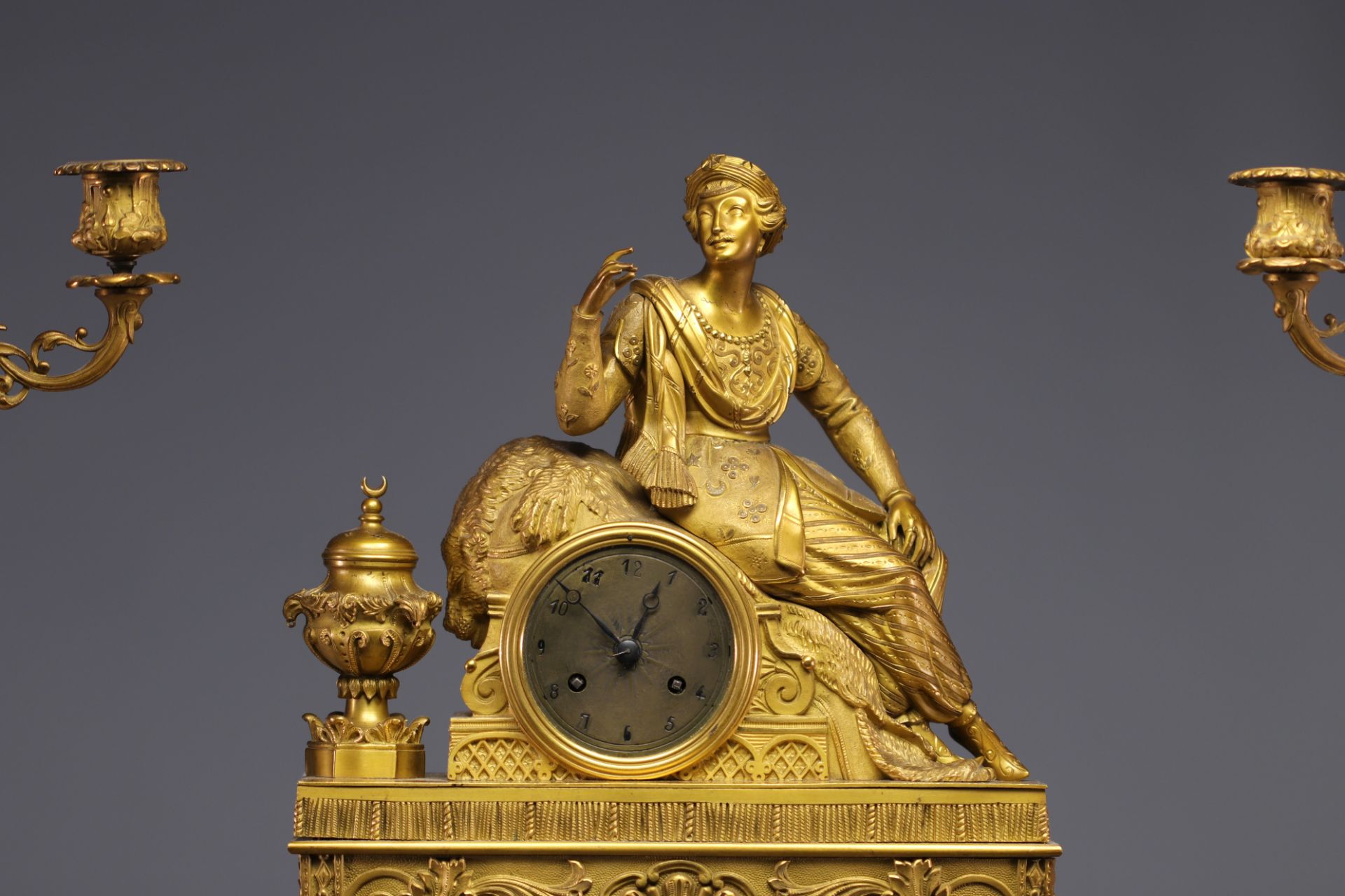 Gilt bronze clock and candelabra with Orientalist subjects, early 19th century. - Image 2 of 4